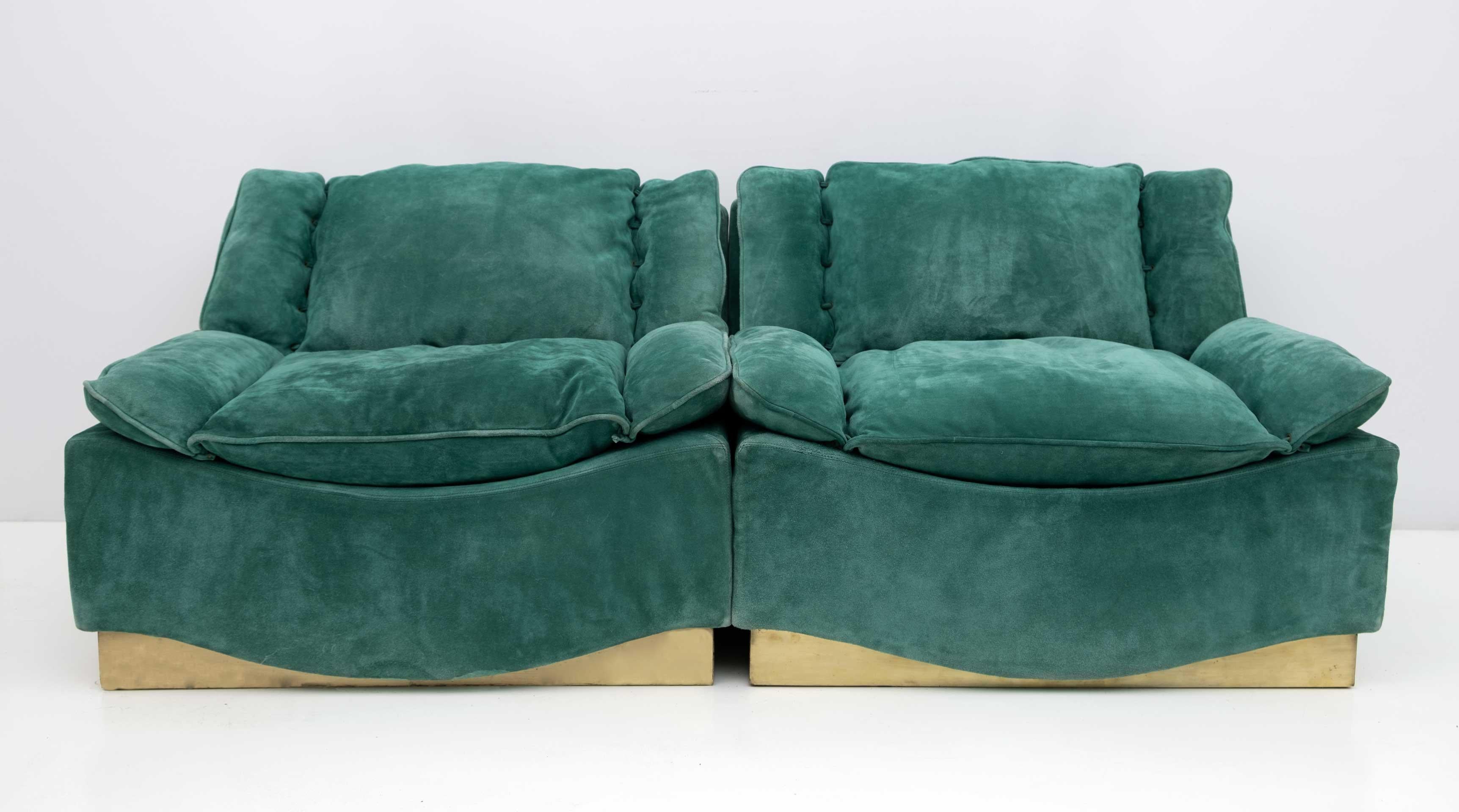 Laiton Paire de fauteuils et repose-pieds en daim mi-siècle moderne de Luciano Frigerio, 1970 en vente