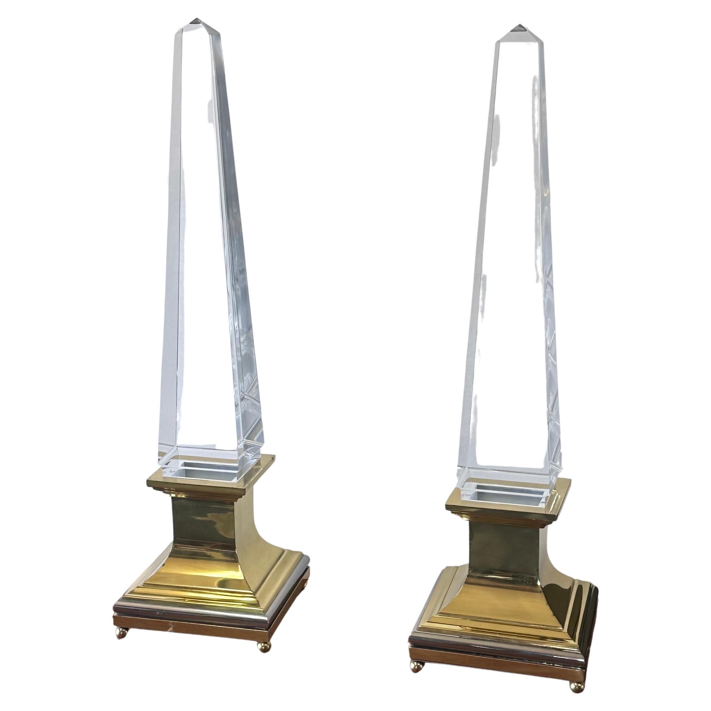 Elegant and gorgeous pair of lucite and brass obelisk table lamps by Italian architect and designer Sandro Petti for French retailer Maison Jansen, circa 1970s. These beautiful lamps are in very good vintage condition and measure 8.5