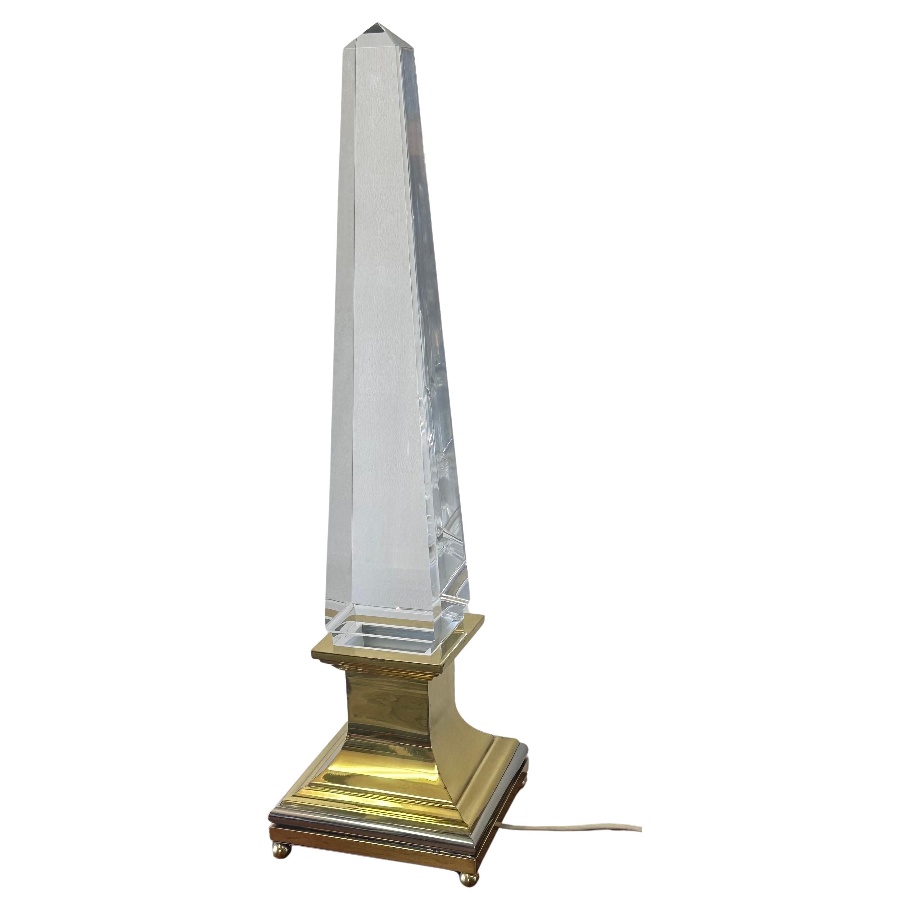French Pair of Lucite and Brass Obelisk Table Lamps by Sandro Petti for Maison Jansen For Sale