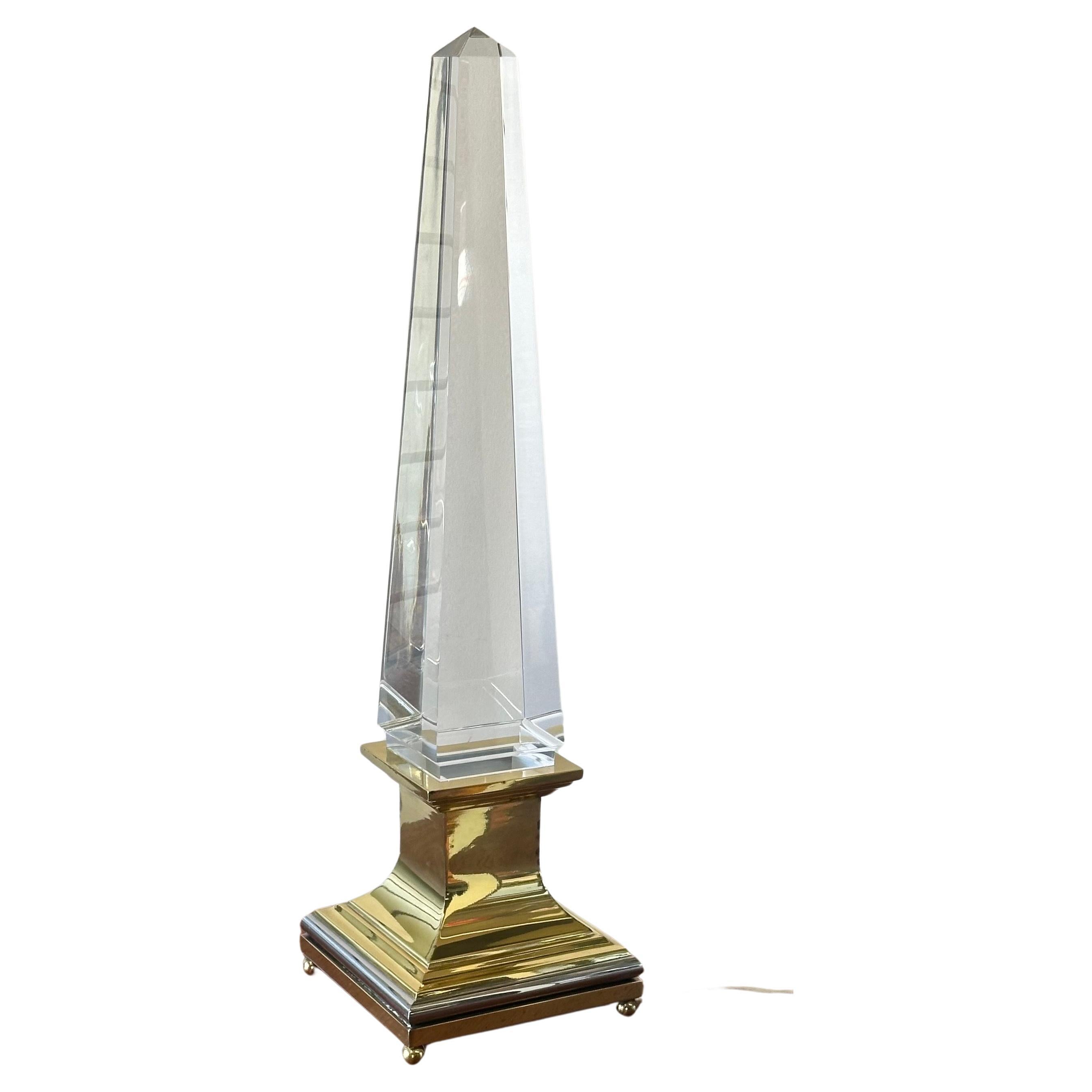 Pair of Lucite and Brass Obelisk Table Lamps by Sandro Petti for Maison Jansen In Good Condition For Sale In San Diego, CA