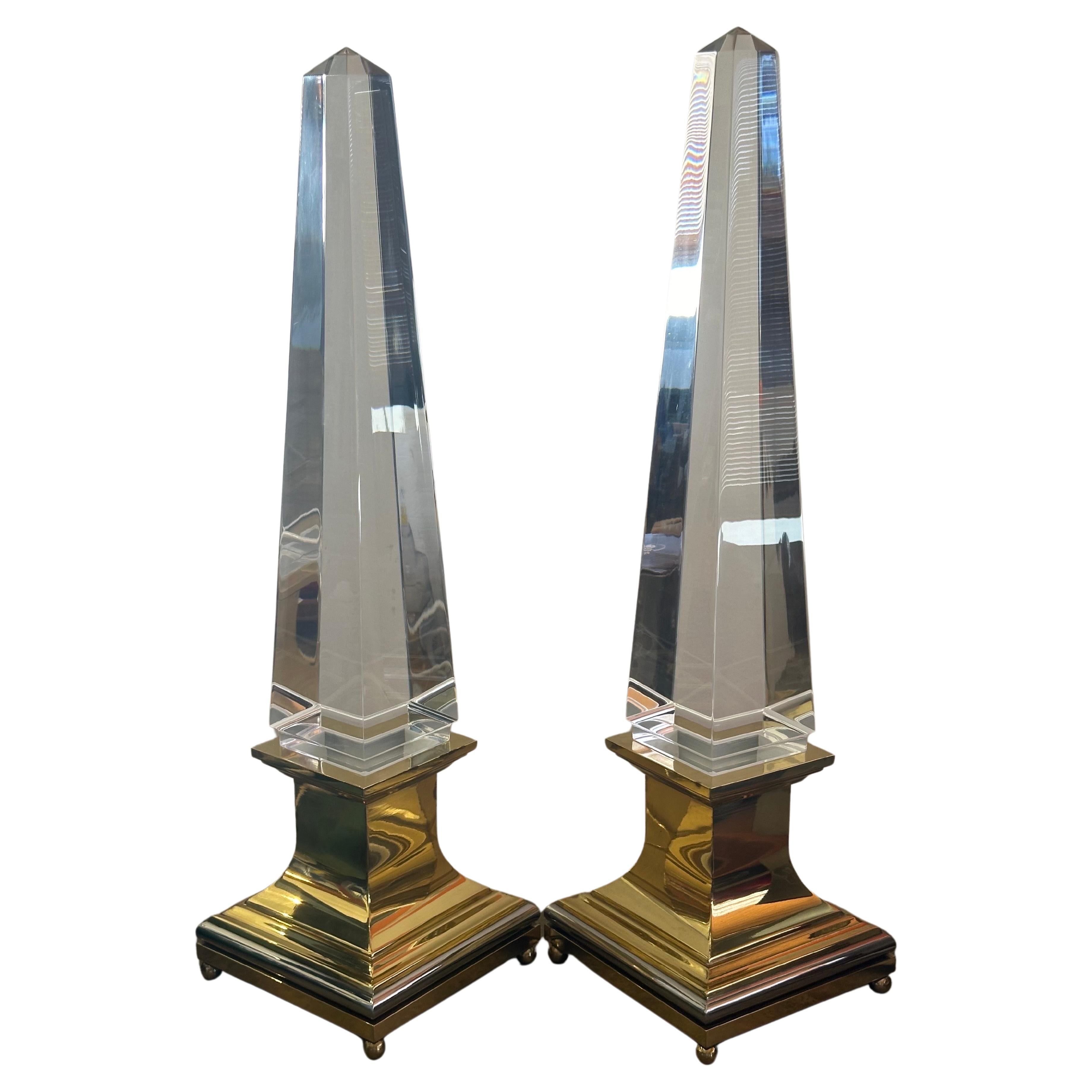 Paire de lampes de table obélisque en lucite et laiton par Sandro Petti pour Maison Jansen en vente 1