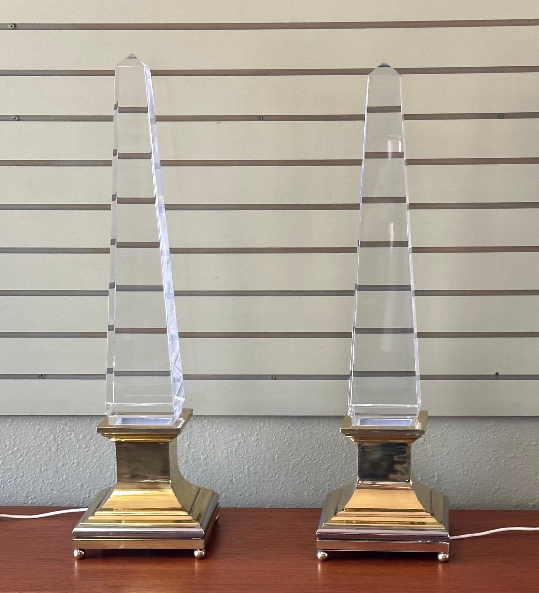 Pair of Lucite and Brass Obelisk Table Lamps by Sandro Petti for Maison Jansen For Sale 3
