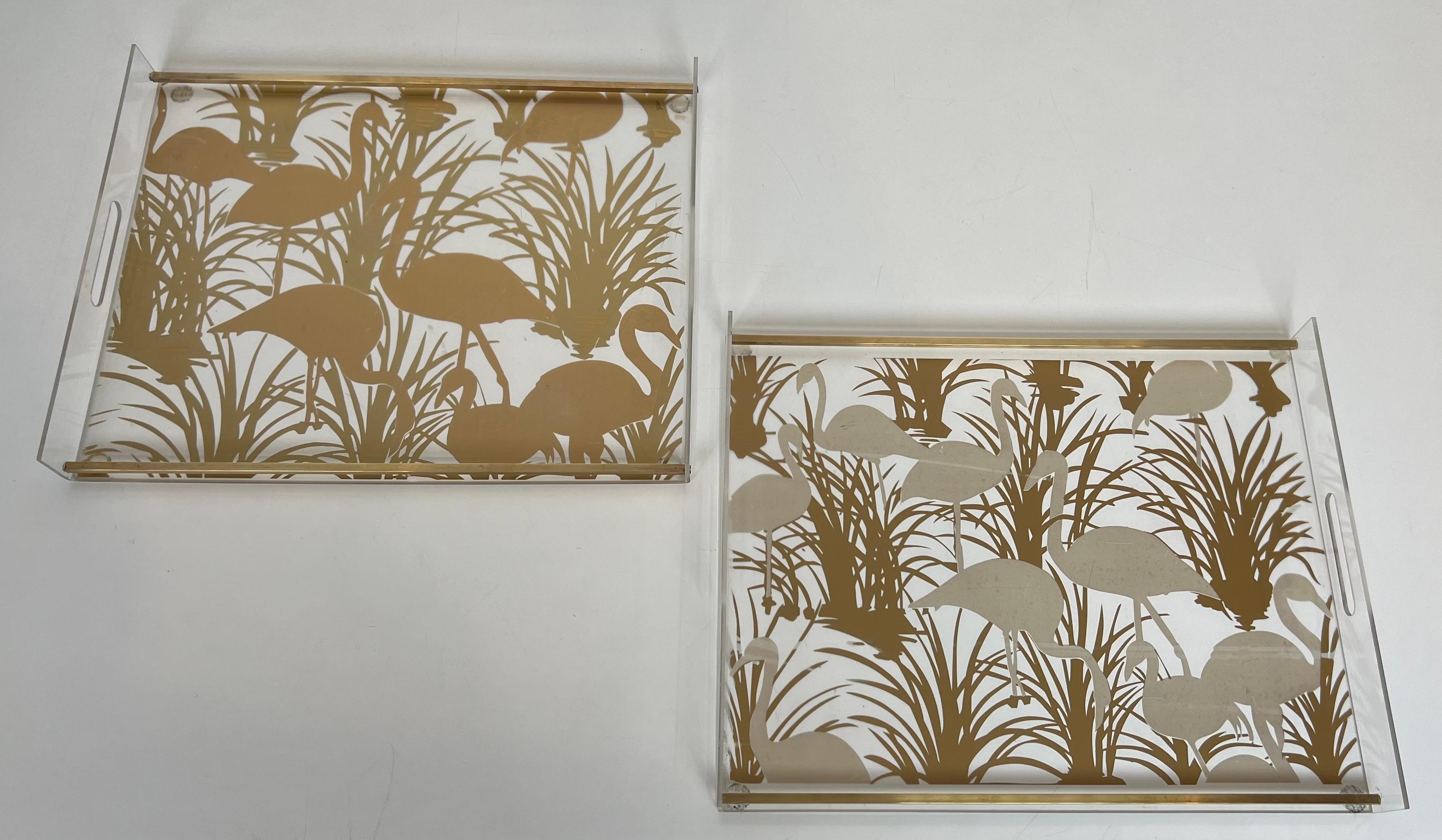 Pareja de Bandejas de Lucita y Latón Decoradas con Pájaros Dorados en venta 5