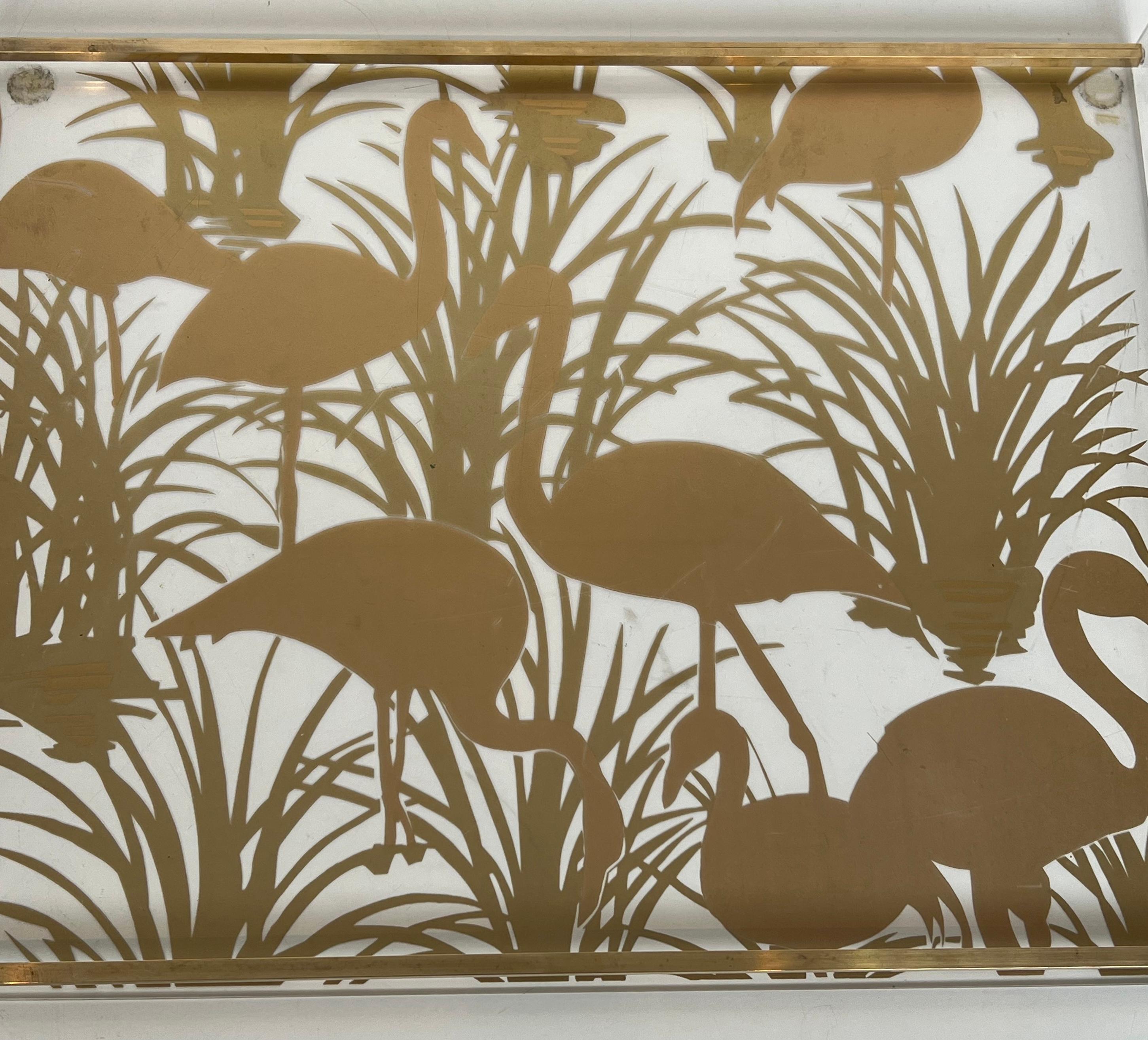 Pareja de Bandejas de Lucita y Latón Decoradas con Pájaros Dorados en venta 7