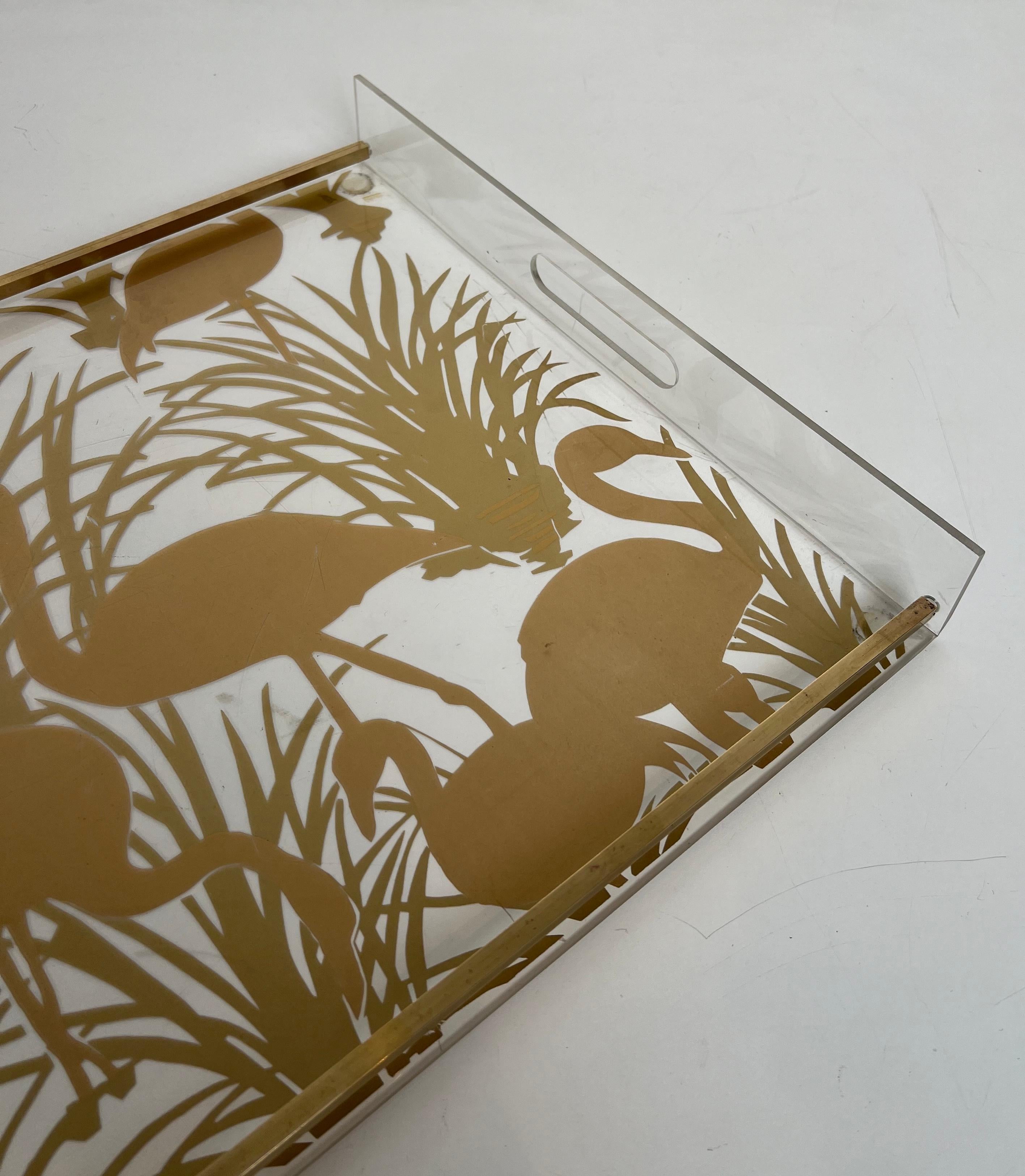 Pareja de Bandejas de Lucita y Latón Decoradas con Pájaros Dorados en venta 8