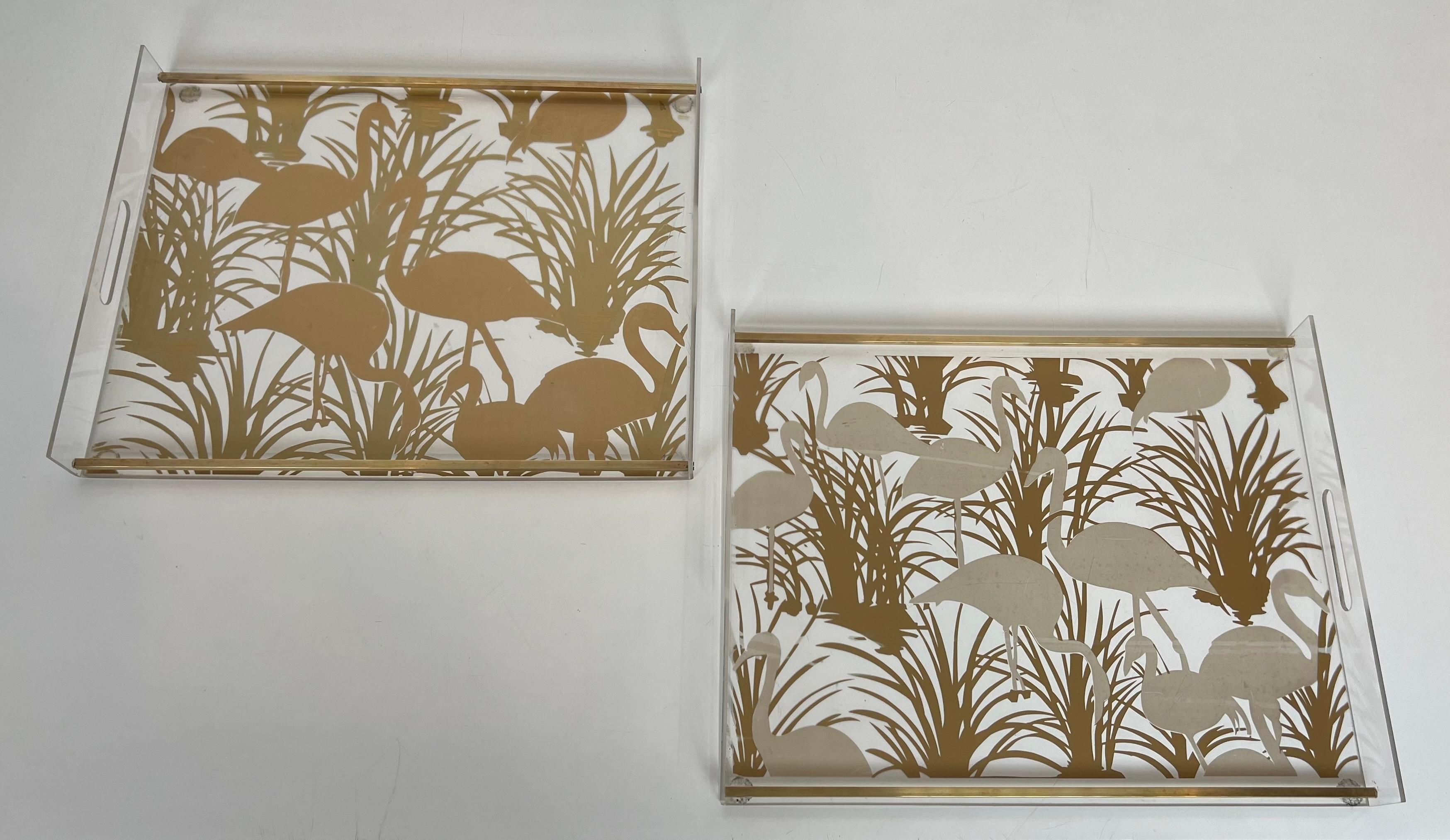 Este par de bandejas de lucita y latón, muy bonitas e inusuales, están decoradas con pájaros dorados (algunos arañazos habituales en el plexiglás). Se trata de una obra francesa. Alrededor de 1970
