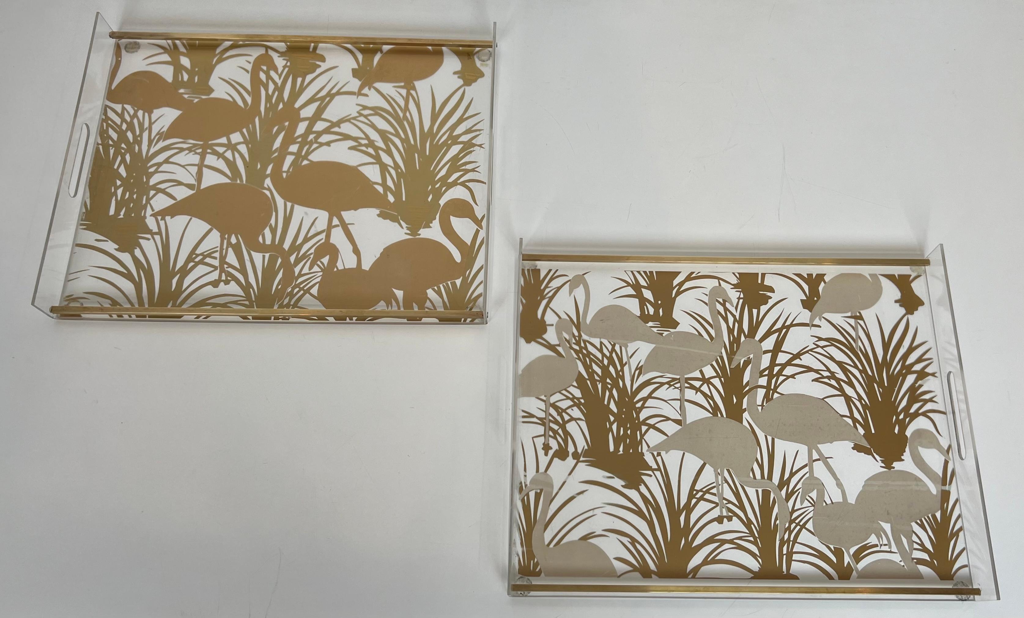 Pareja de Bandejas de Lucita y Latón Decoradas con Pájaros Dorados en venta 13