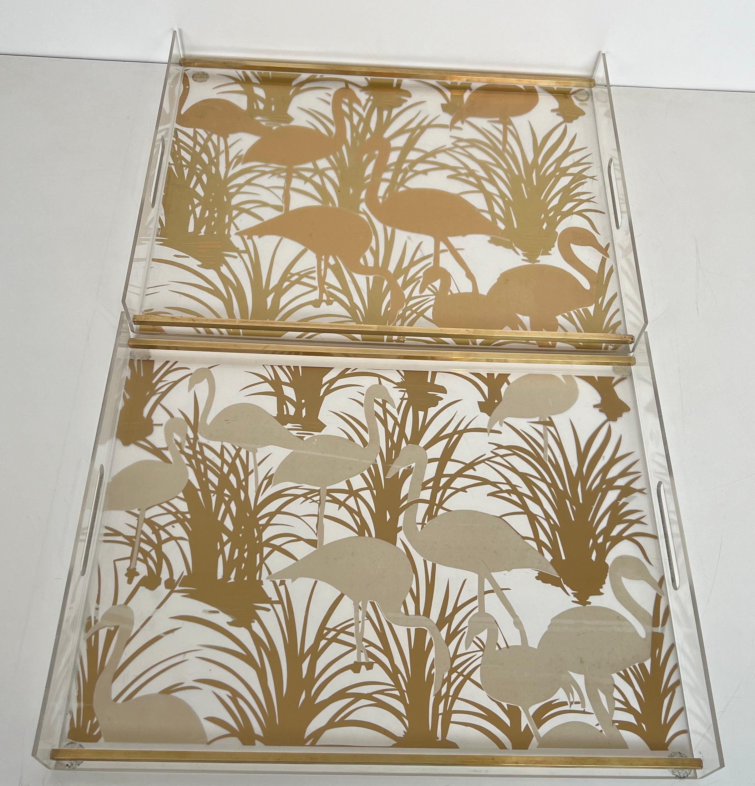 Pareja de Bandejas de Lucita y Latón Decoradas con Pájaros Dorados Francés en venta