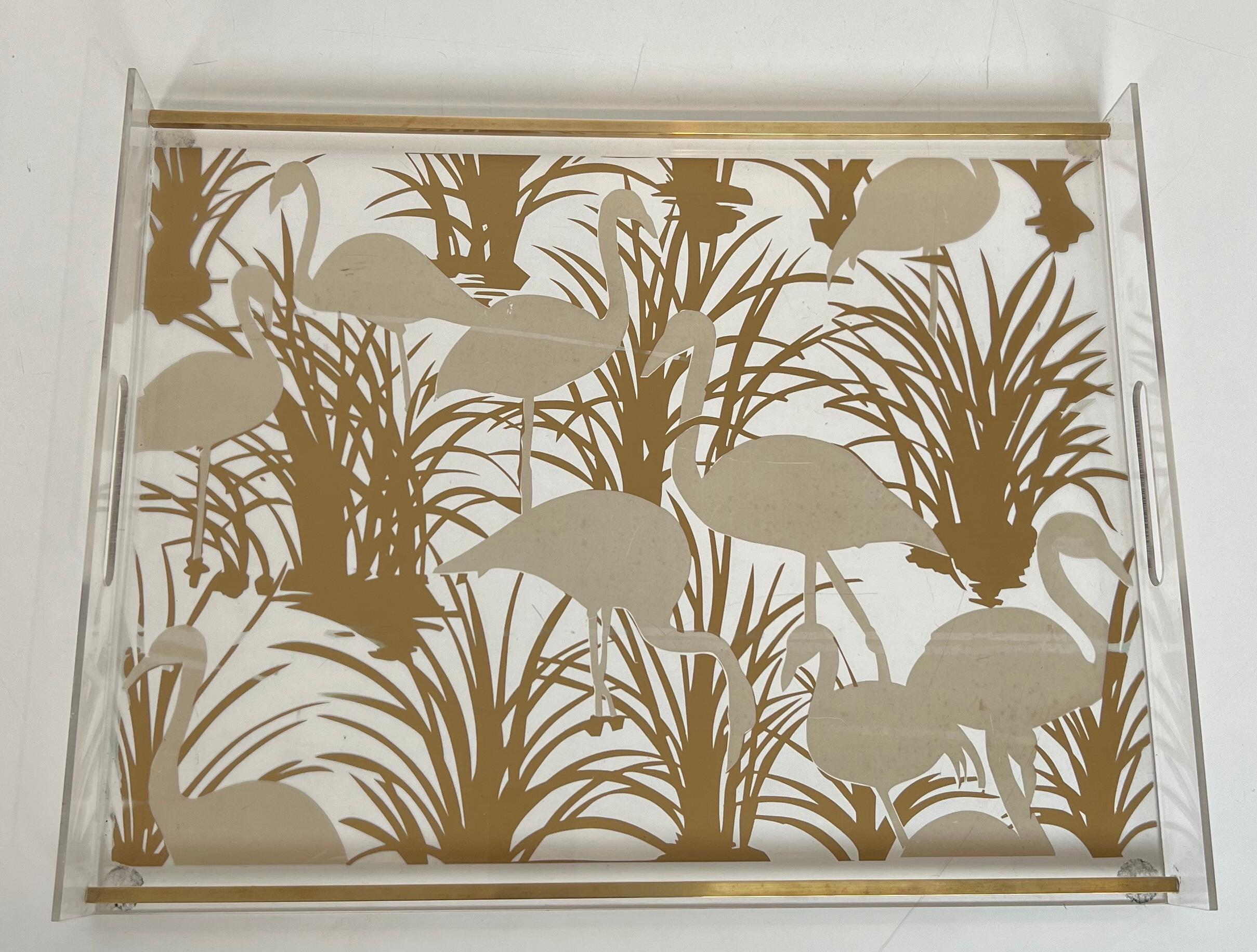 Pareja de Bandejas de Lucita y Latón Decoradas con Pájaros Dorados siglo XX en venta