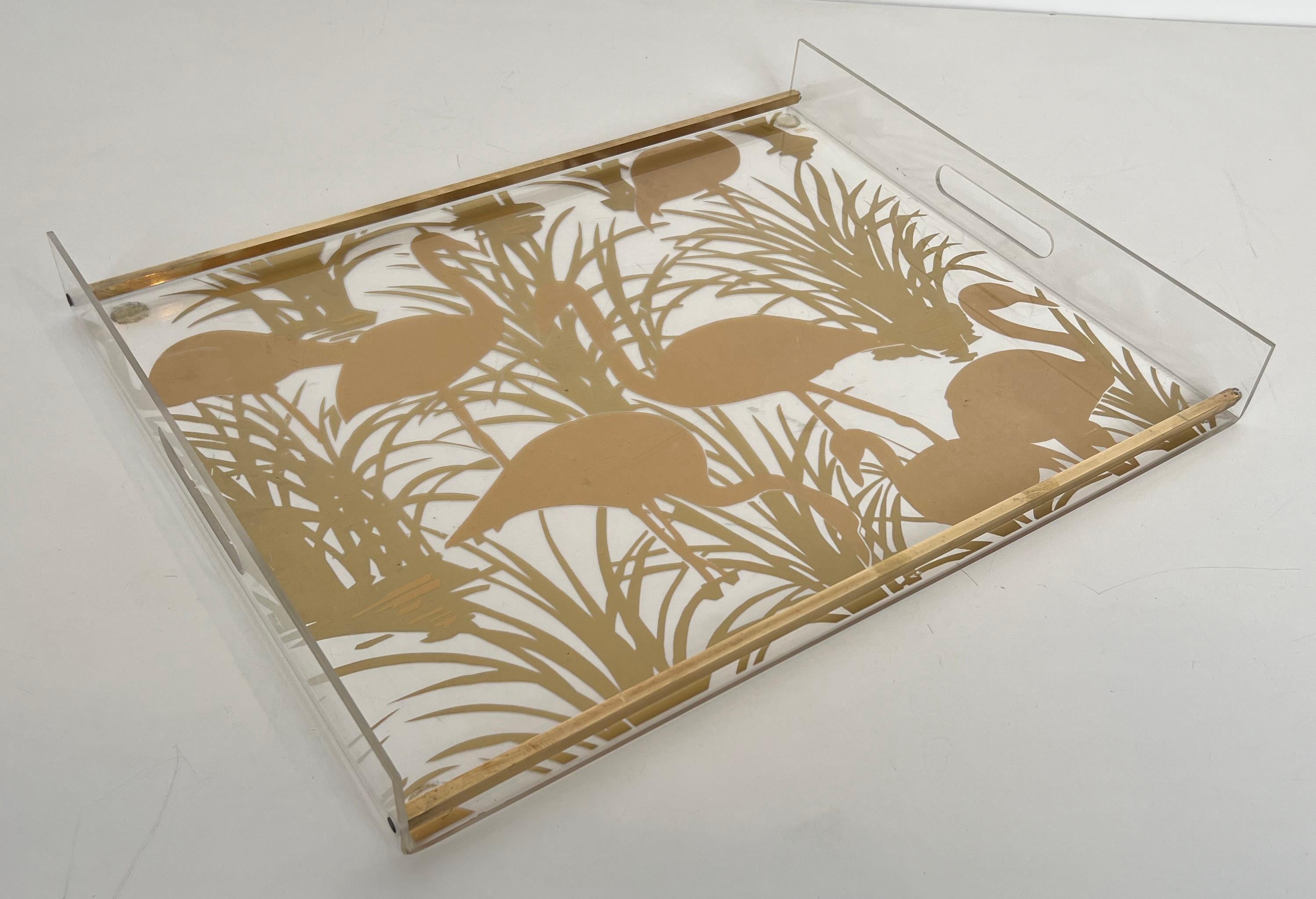 Pareja de Bandejas de Lucita y Latón Decoradas con Pájaros Dorados Lucite en venta