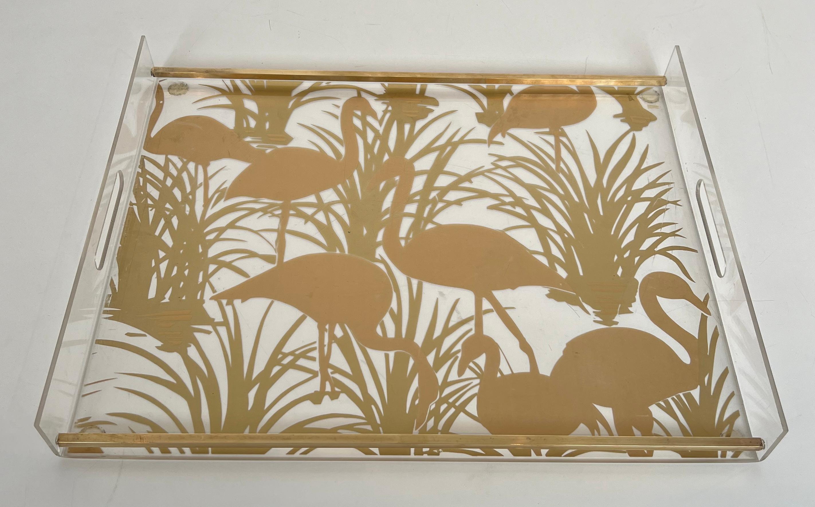 Pareja de Bandejas de Lucita y Latón Decoradas con Pájaros Dorados en venta 1