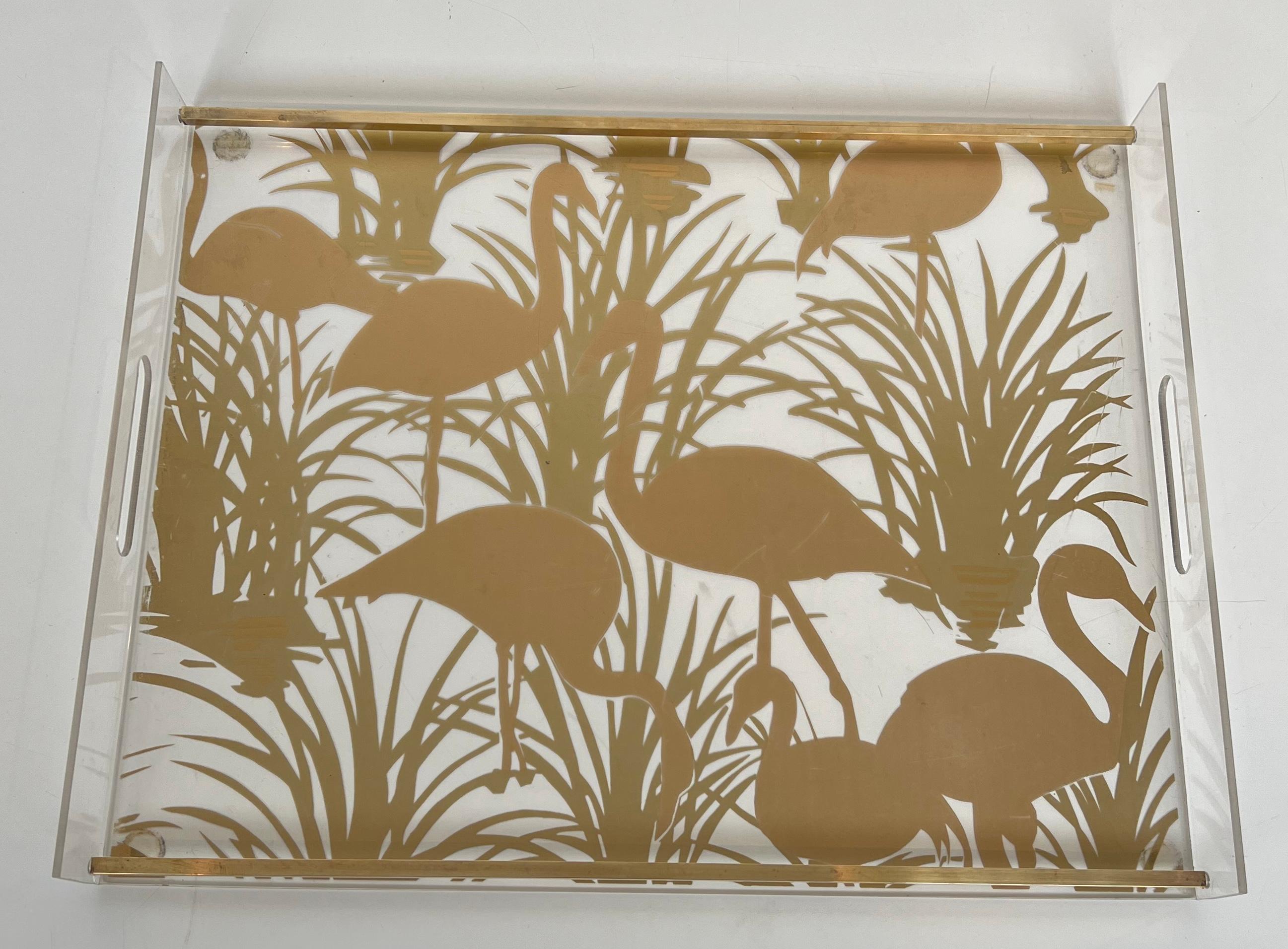 Pareja de Bandejas de Lucita y Latón Decoradas con Pájaros Dorados en venta 2