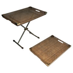 Paire d'assiettes de service en Lucite et cannage, dans le style de Christian Dior & G. Crespy