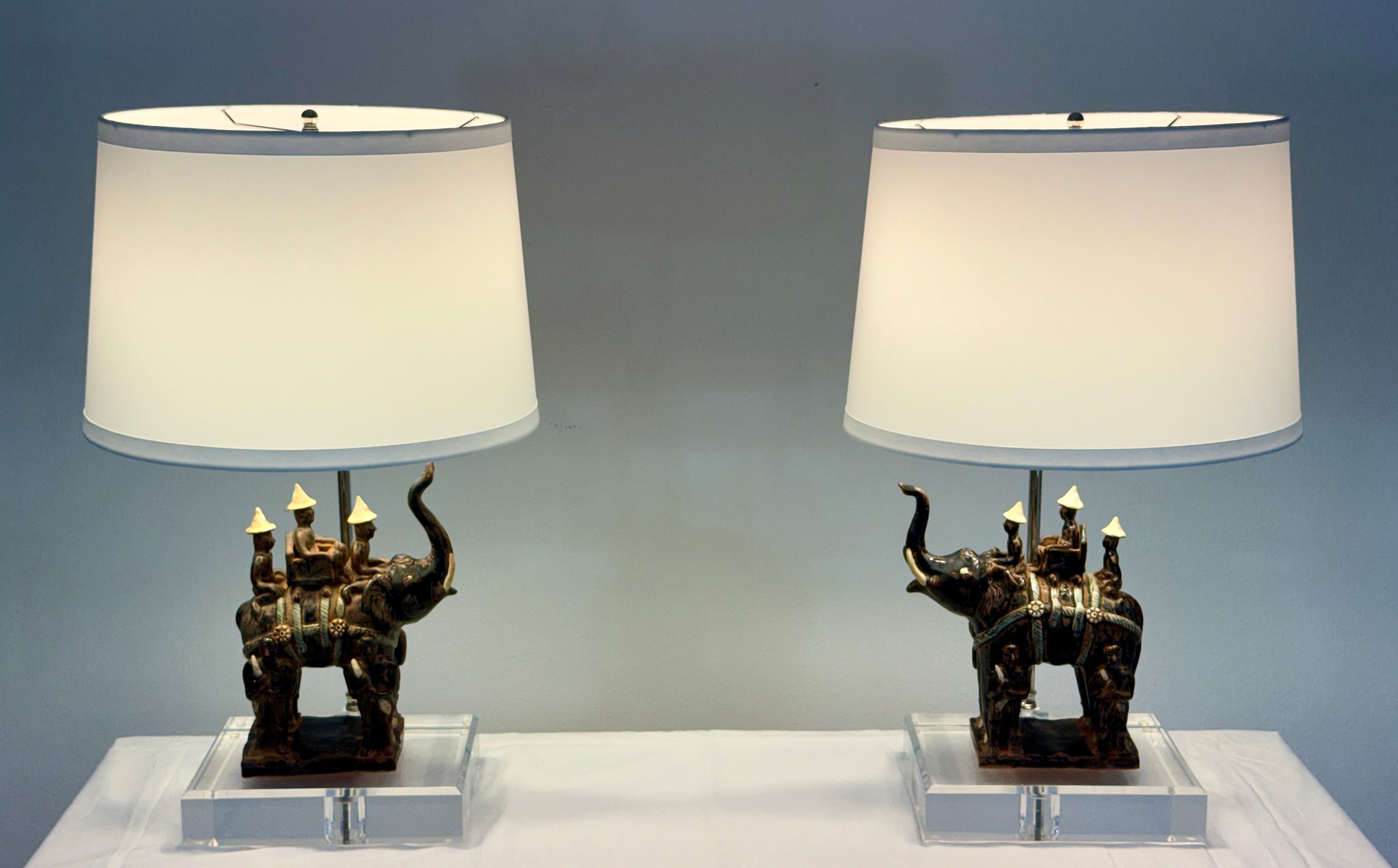 Este par de lámparas vitrina de lucita y cromo con elefante chino desmontable ofrece una mezcla lúdica pero sofisticada de arte escultórico e iluminación moderna. Cada lámpara consta de una gruesa base de Lucite con vástago de cromo pulido y se