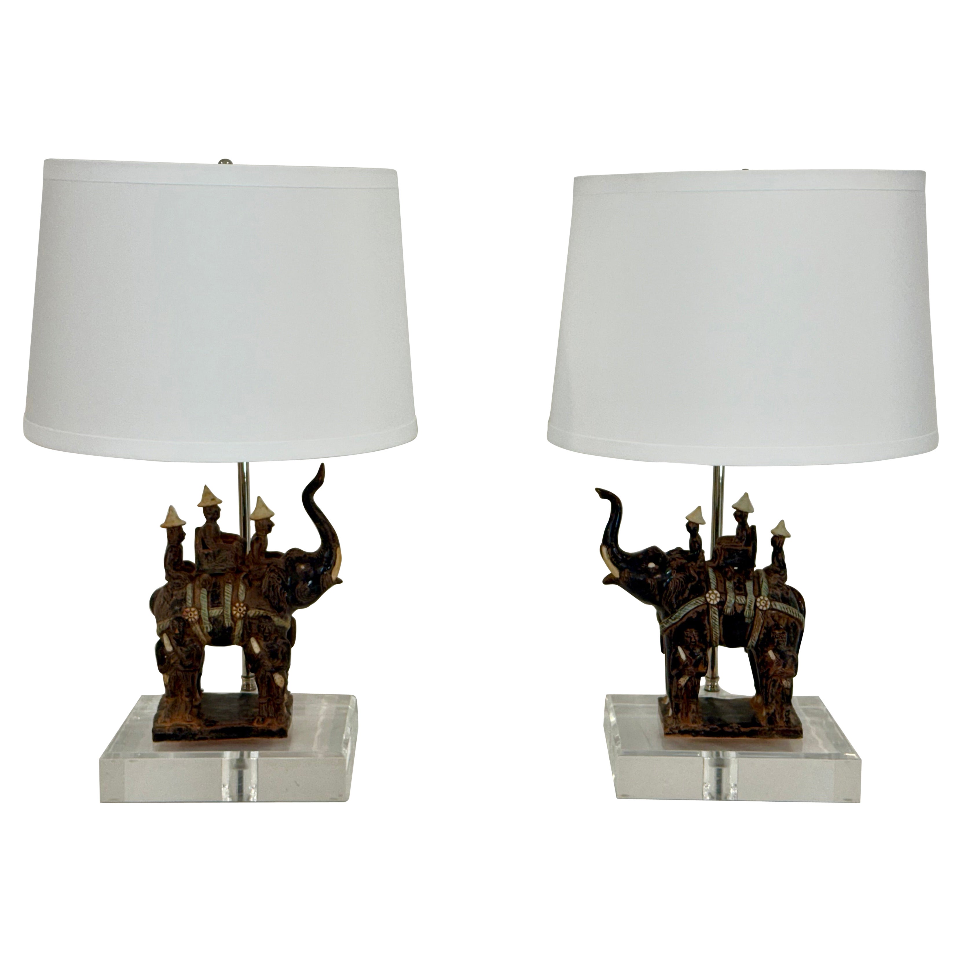 Pareja de lámparas vitrina de lucita y cromo con elefantes chinos desmontables en venta