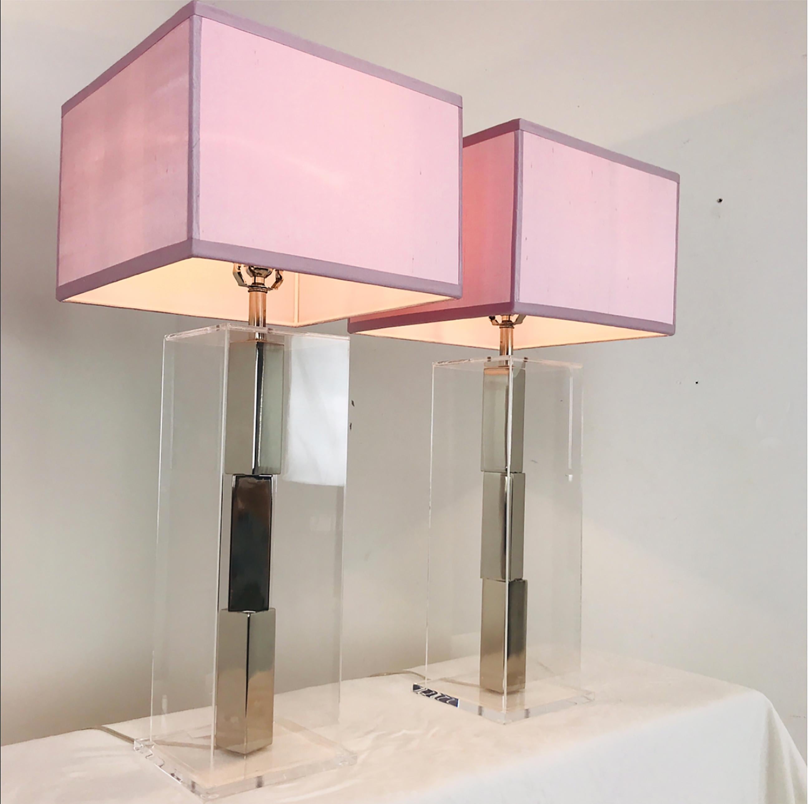 Pair of Lucite and Chrome Table Lamps by Laurel with Silk Shades In Good Condition In Dallas, TX