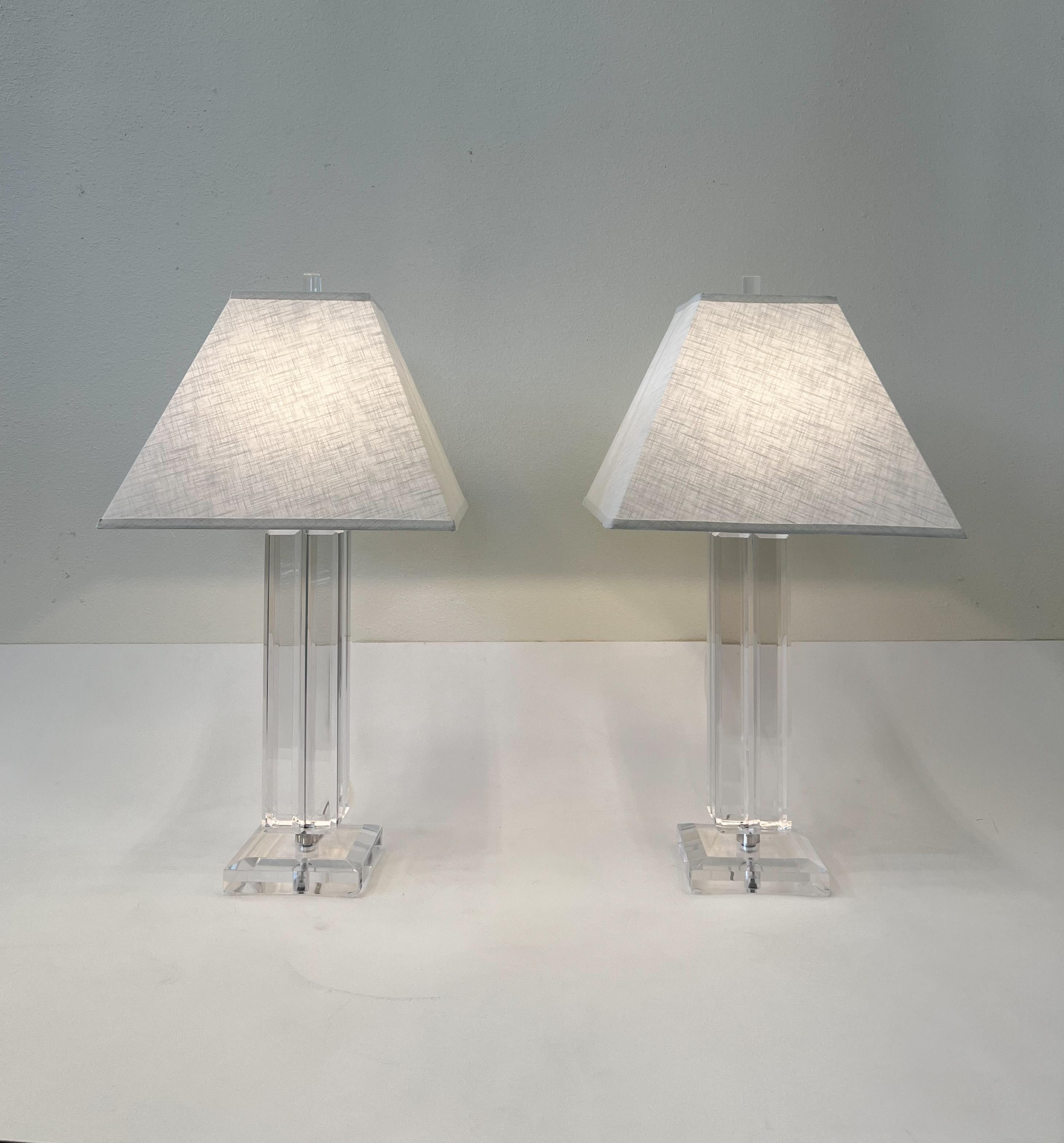 Paire de lampes de table en lucite et chrome en vente 2
