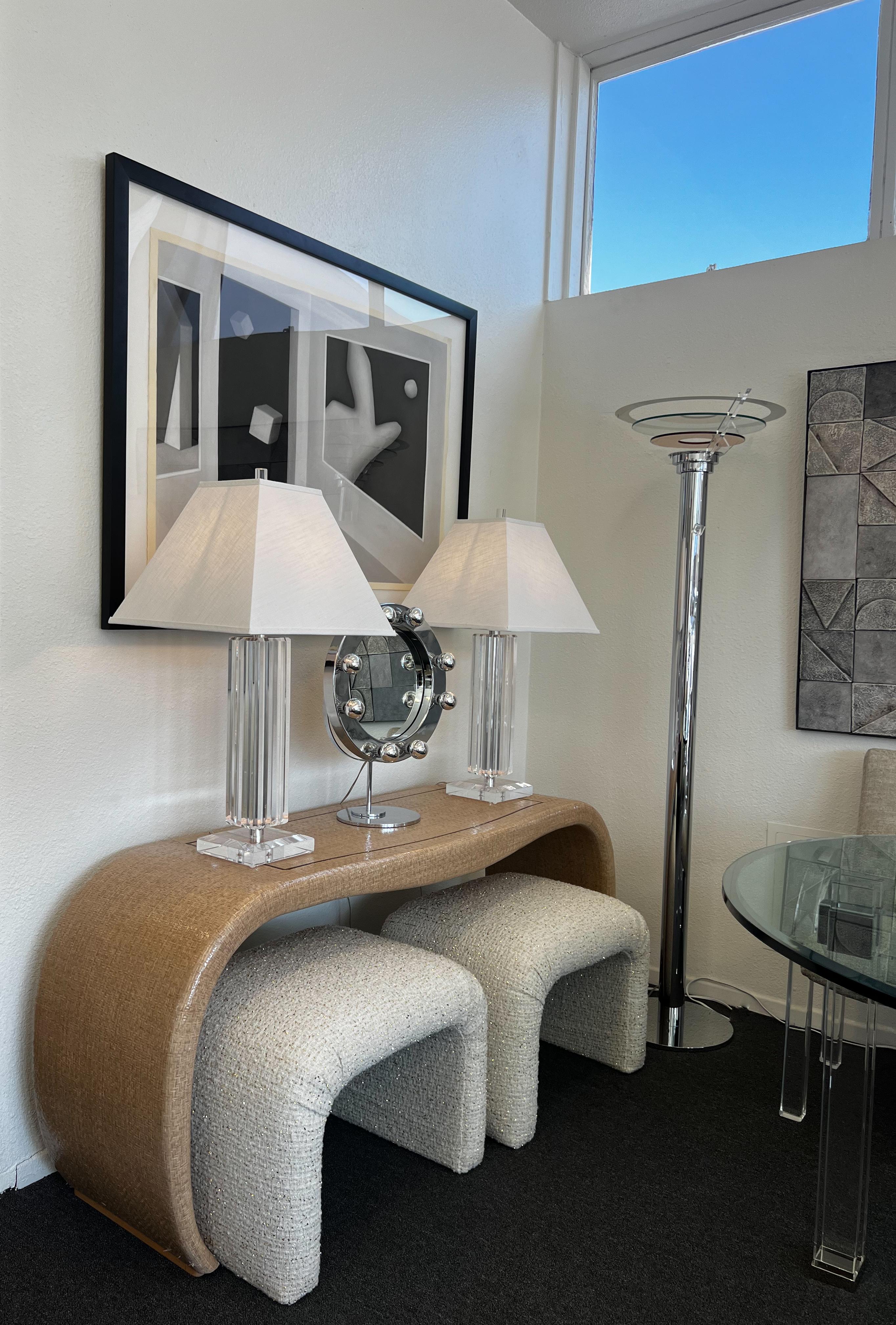 Paire de lampes de table en lucite et chrome en vente 3