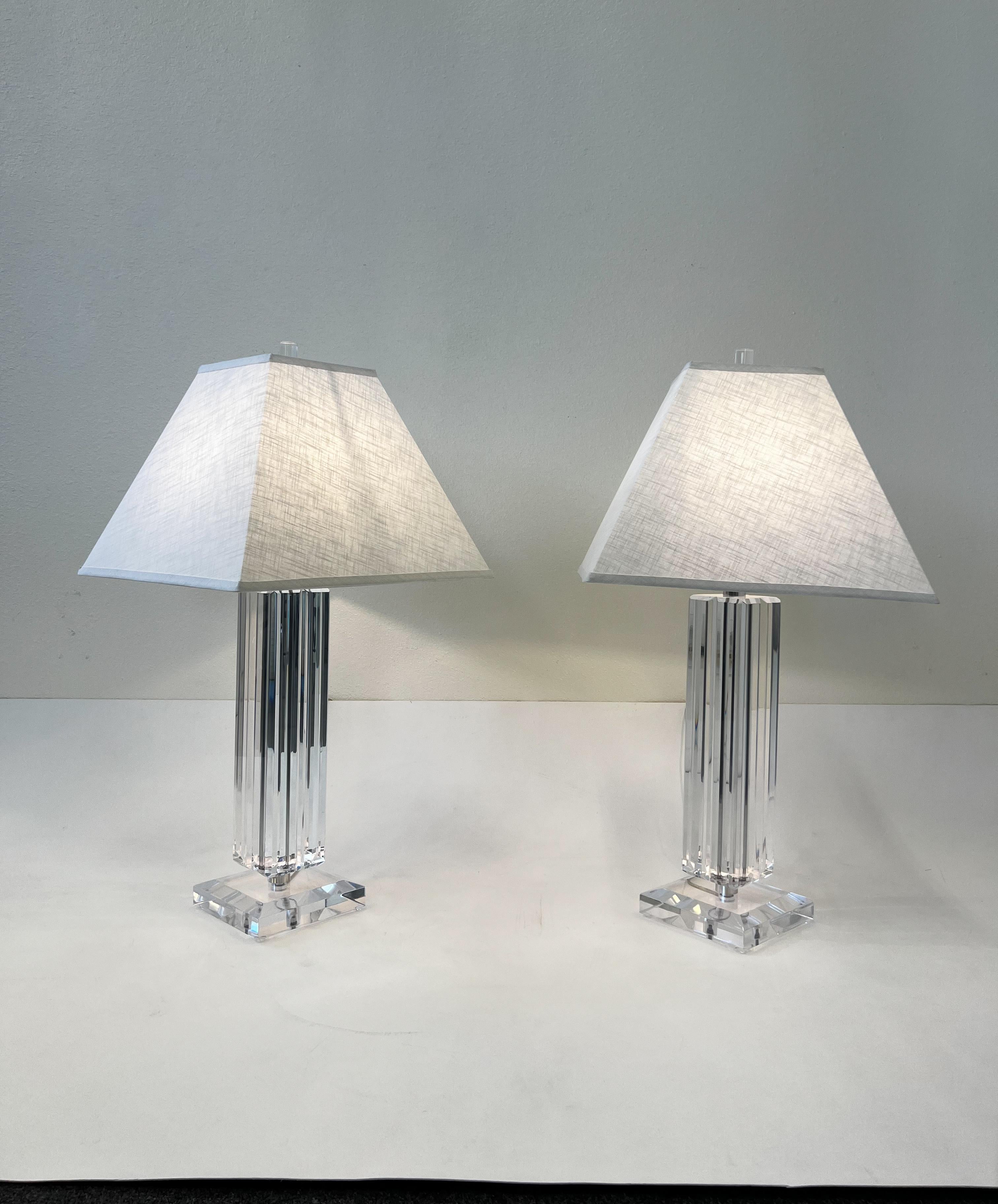 Paire de lampes de table en acrylique clair et chrome poli des années 1970. Attribuer à Ritts Co. 
L'acrylique est en très bon état et présente une légère usure due à l'âge (petites craquelures). 
Nouveau câblage, nouveaux abat-jours en lin blanc.