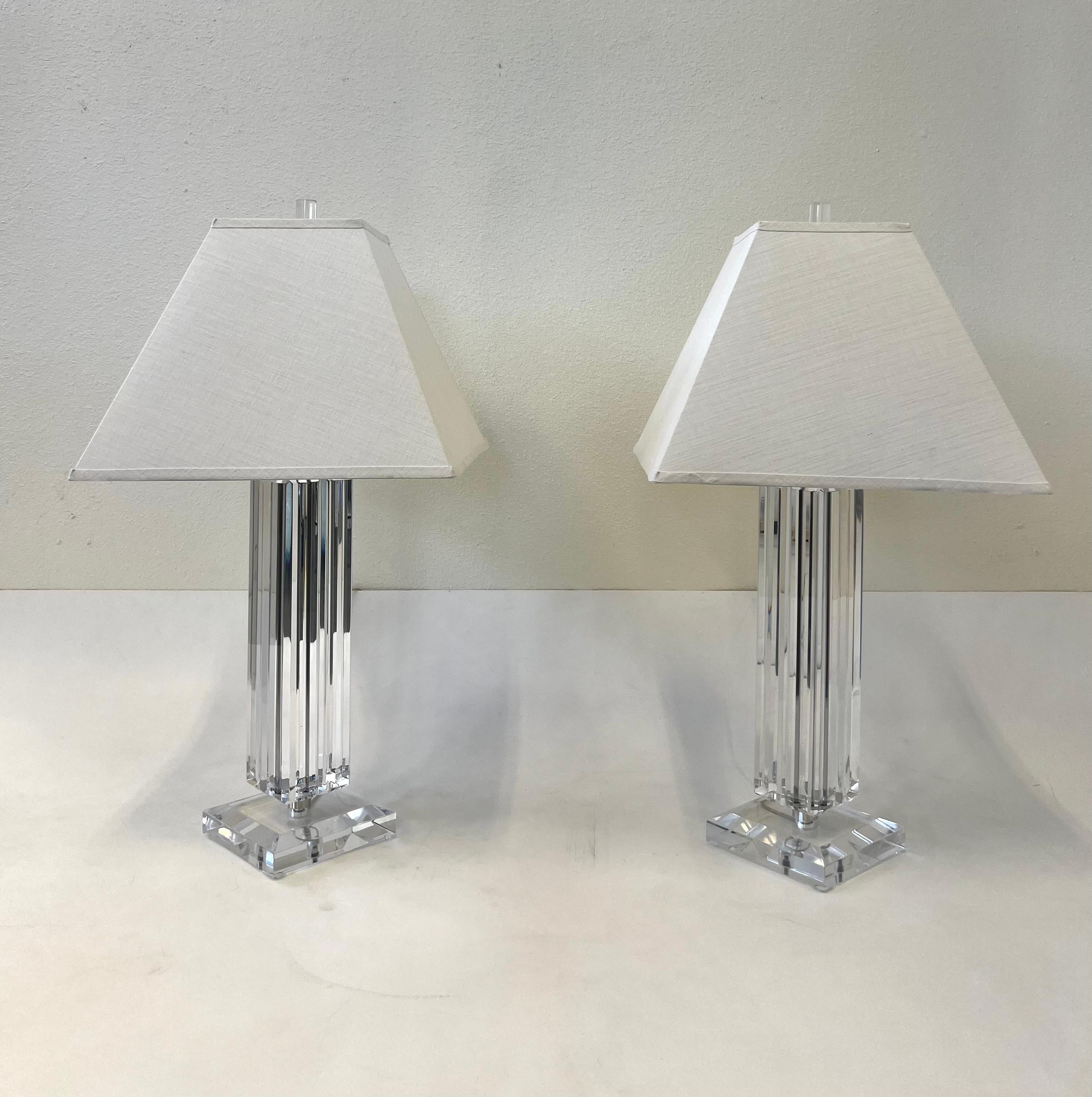 Moderne Paire de lampes de table en lucite et chrome en vente