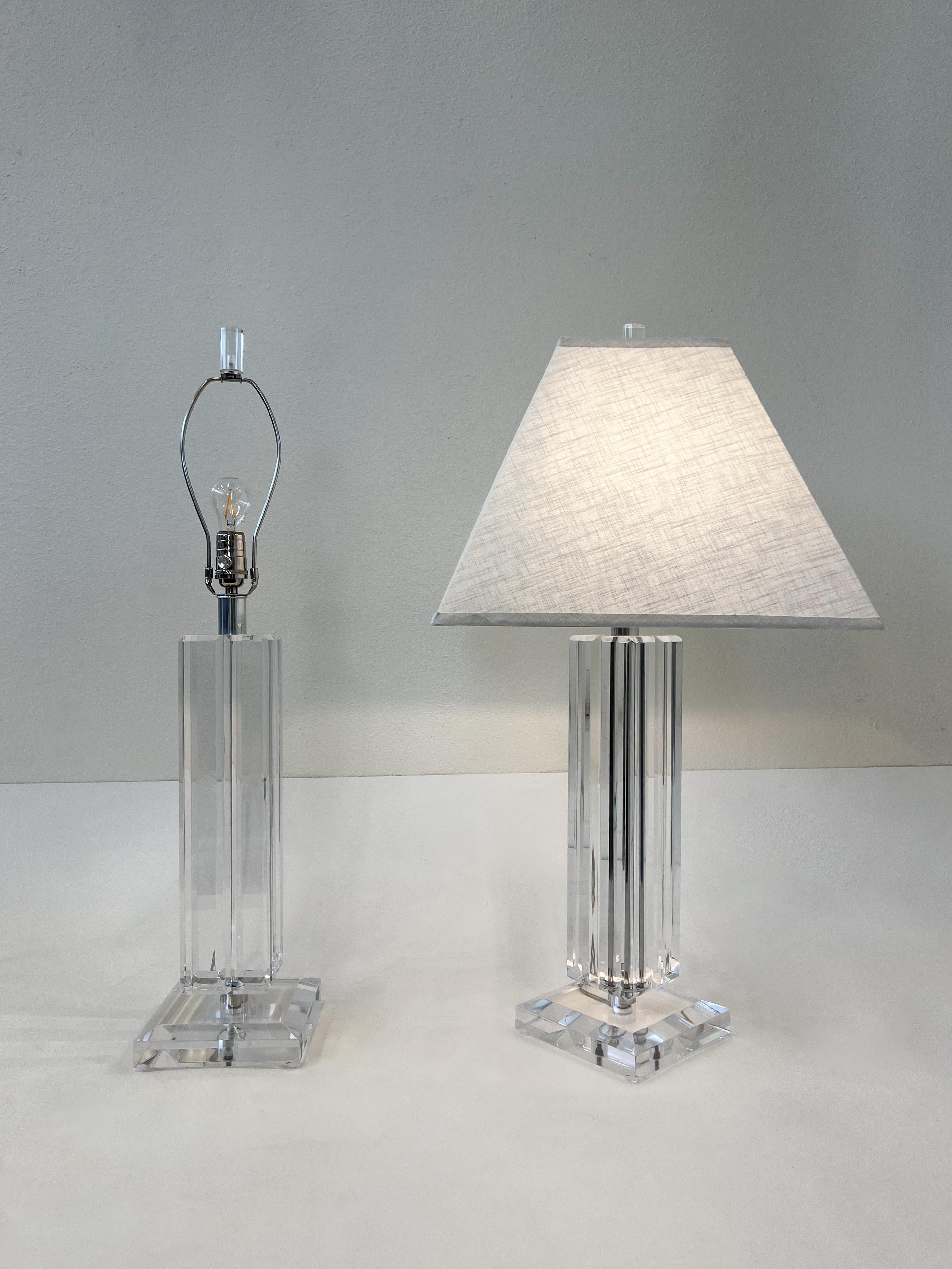 Fait main Paire de lampes de table en lucite et chrome en vente