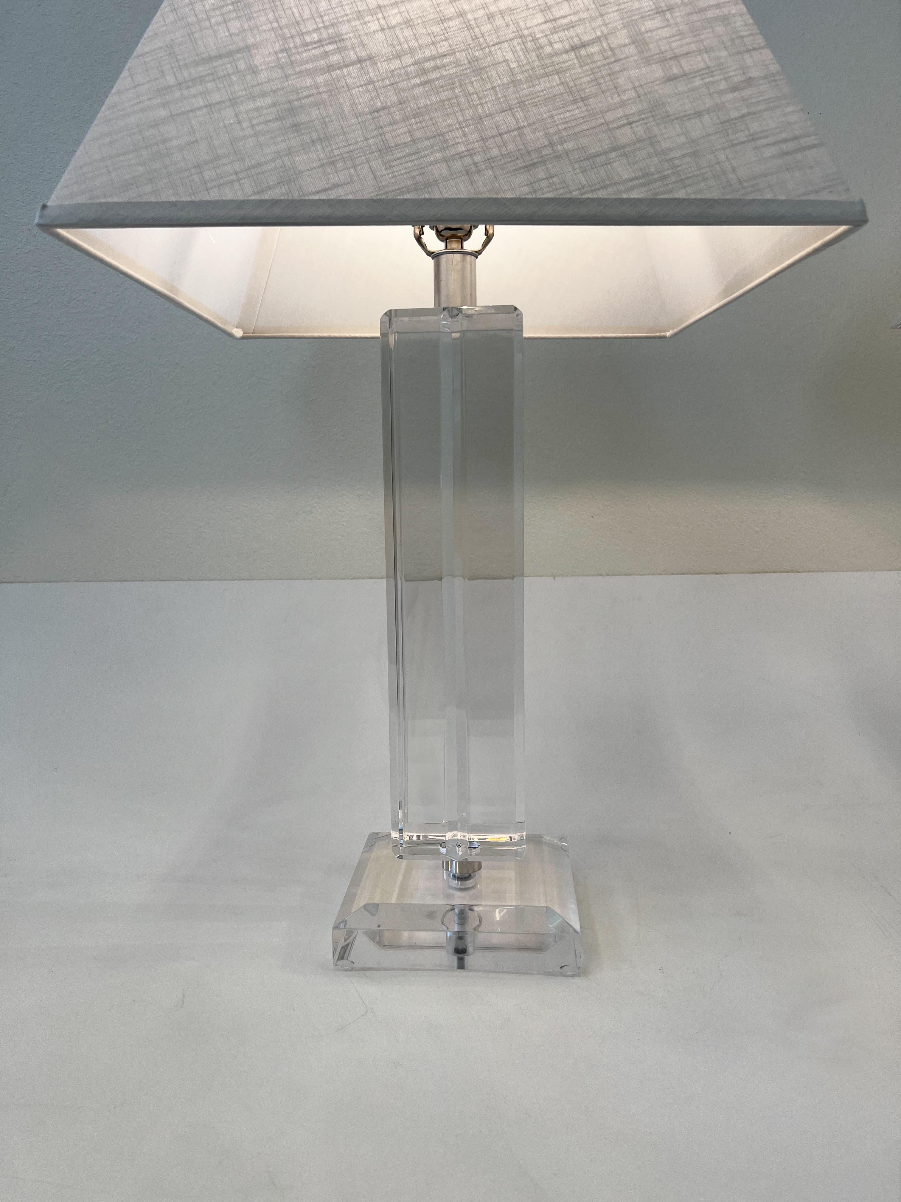 Paire de lampes de table en lucite et chrome Bon état - En vente à Palm Springs, CA