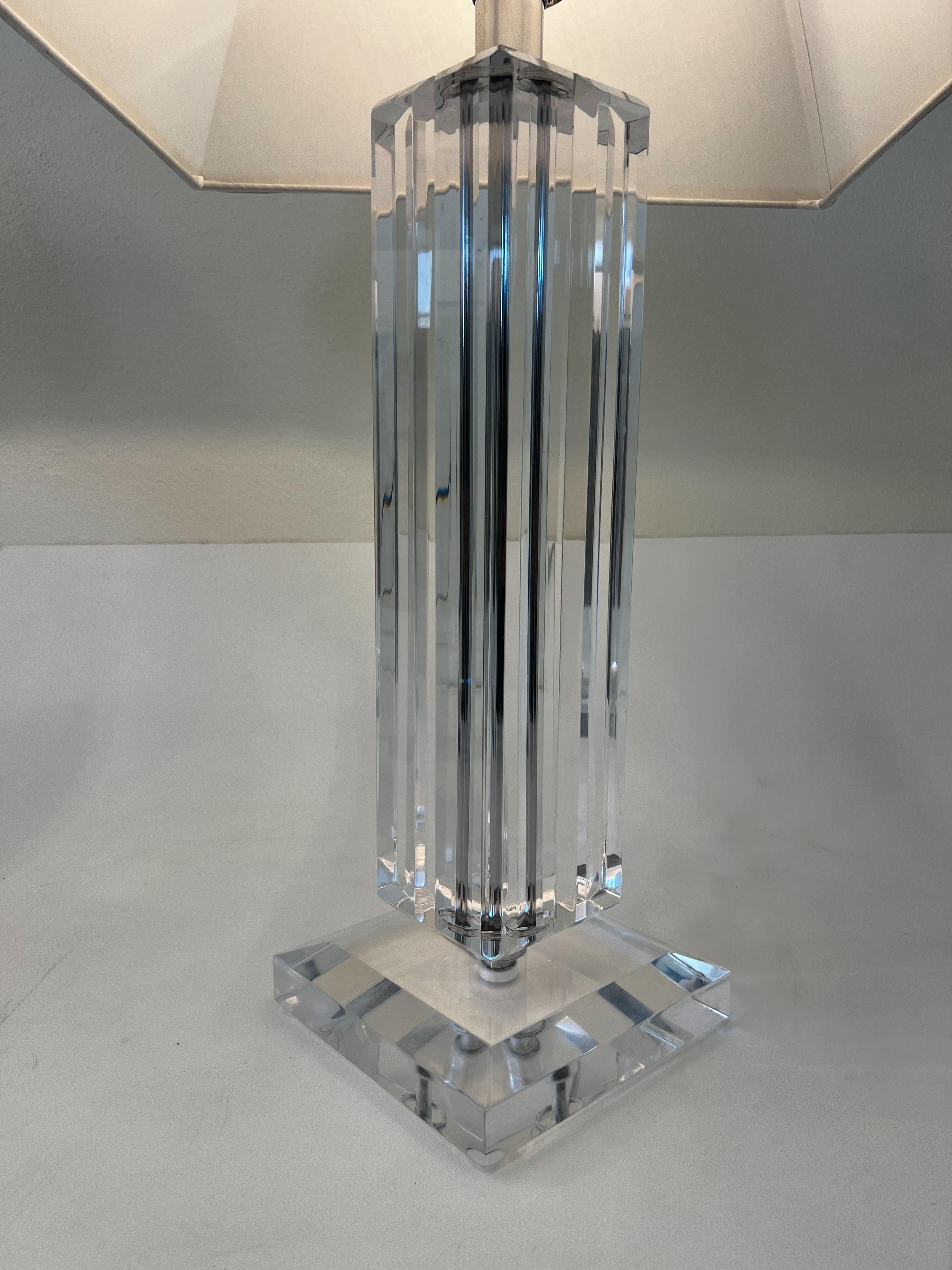 Fin du 20e siècle Paire de lampes de table en lucite et chrome en vente