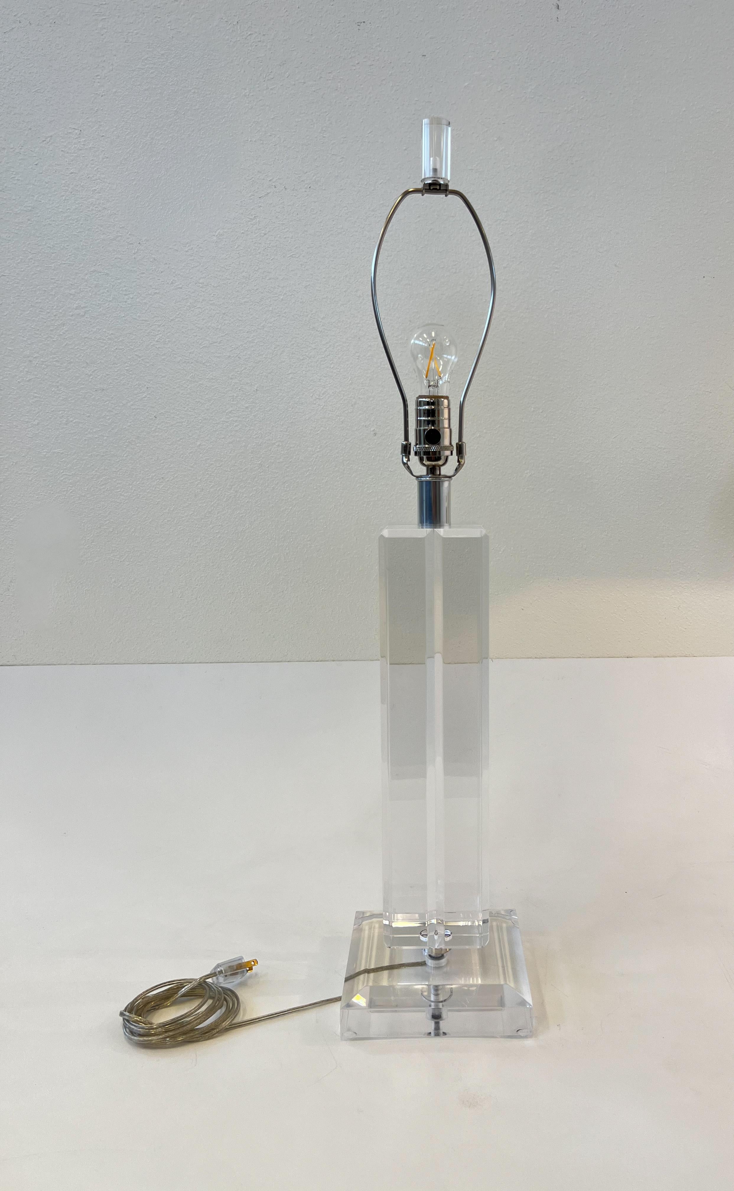 Lin Paire de lampes de table en lucite et chrome en vente