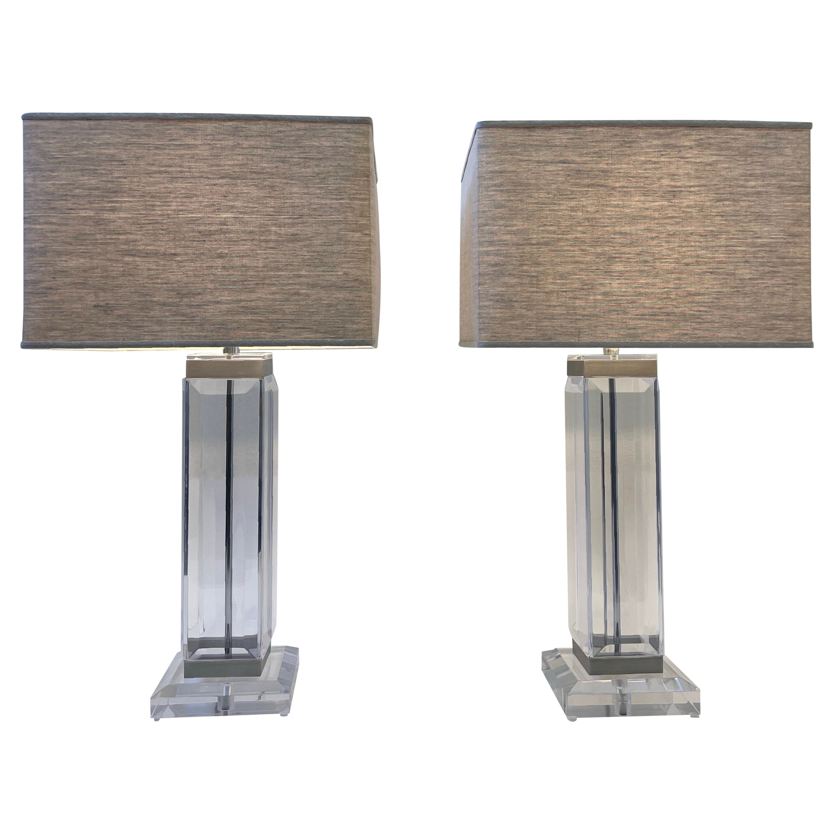Paire de lampes de bureau en lucite et chrome à la manière de Charles Hollis Jones
