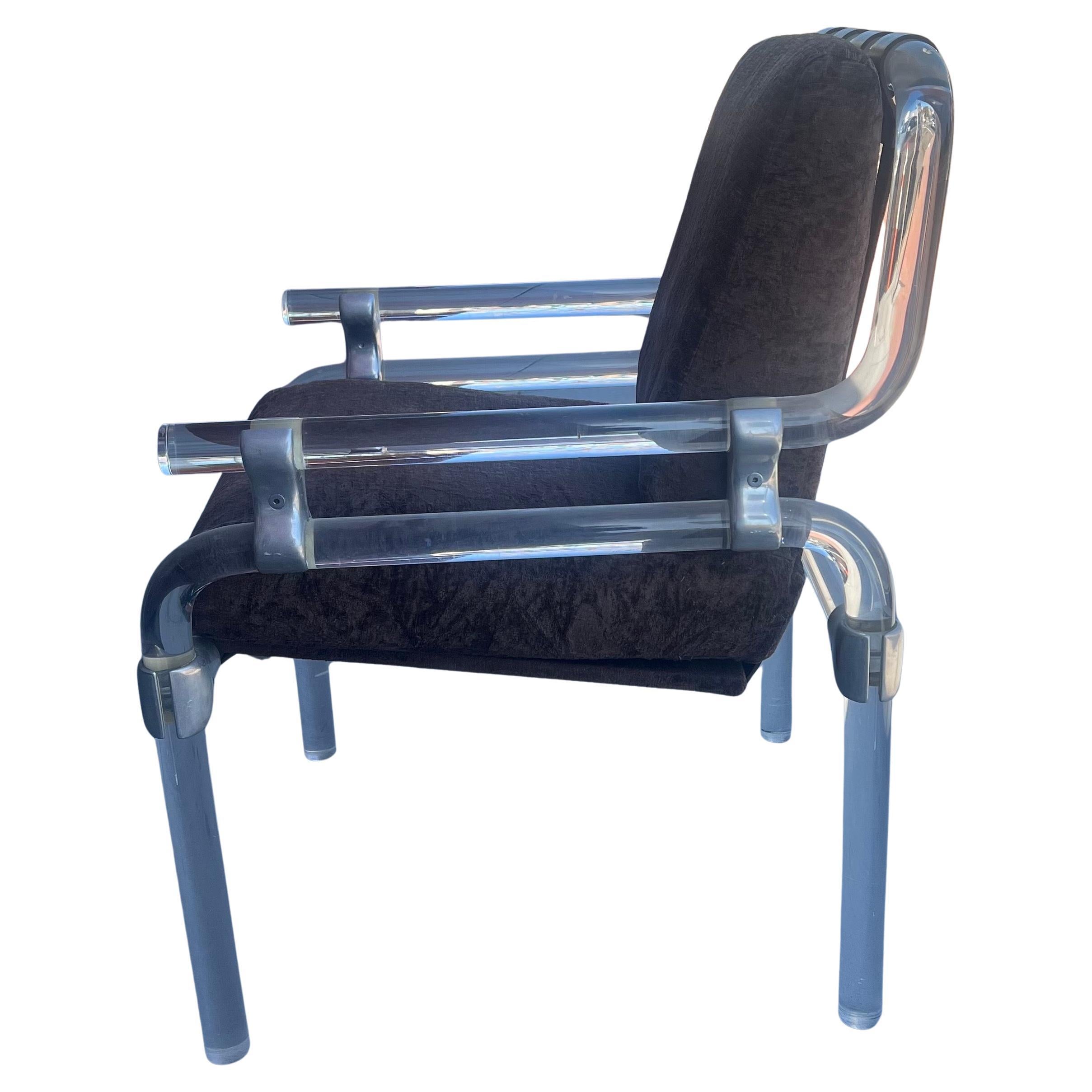 Grande set di poltrone glamour in lucite disegnate da Jeff Messerschmidt nel 1974, appartenenti alla serie 1500 pipeline.
Costruito con tubi acrilici spessi collegati da staffe in alluminio lucido, cinghie in pelle marrone e cuscini in tessuto.