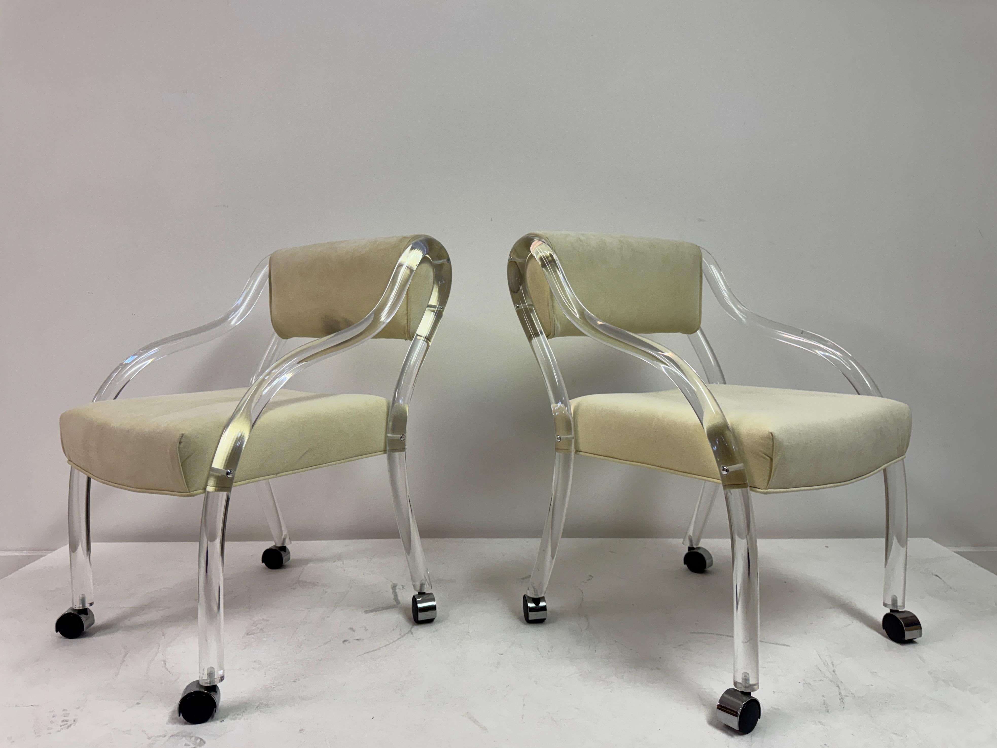 Paar Lucite-Sessel, amerikanisch, CIRCA 1970er-1980er Jahre (Hollywood Regency) im Angebot