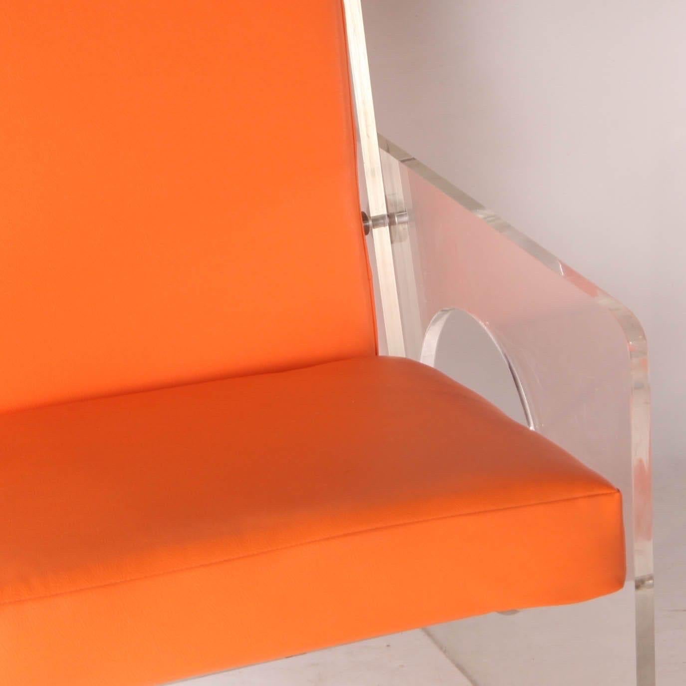 Coppia di poltrone in lucite in vendita 8