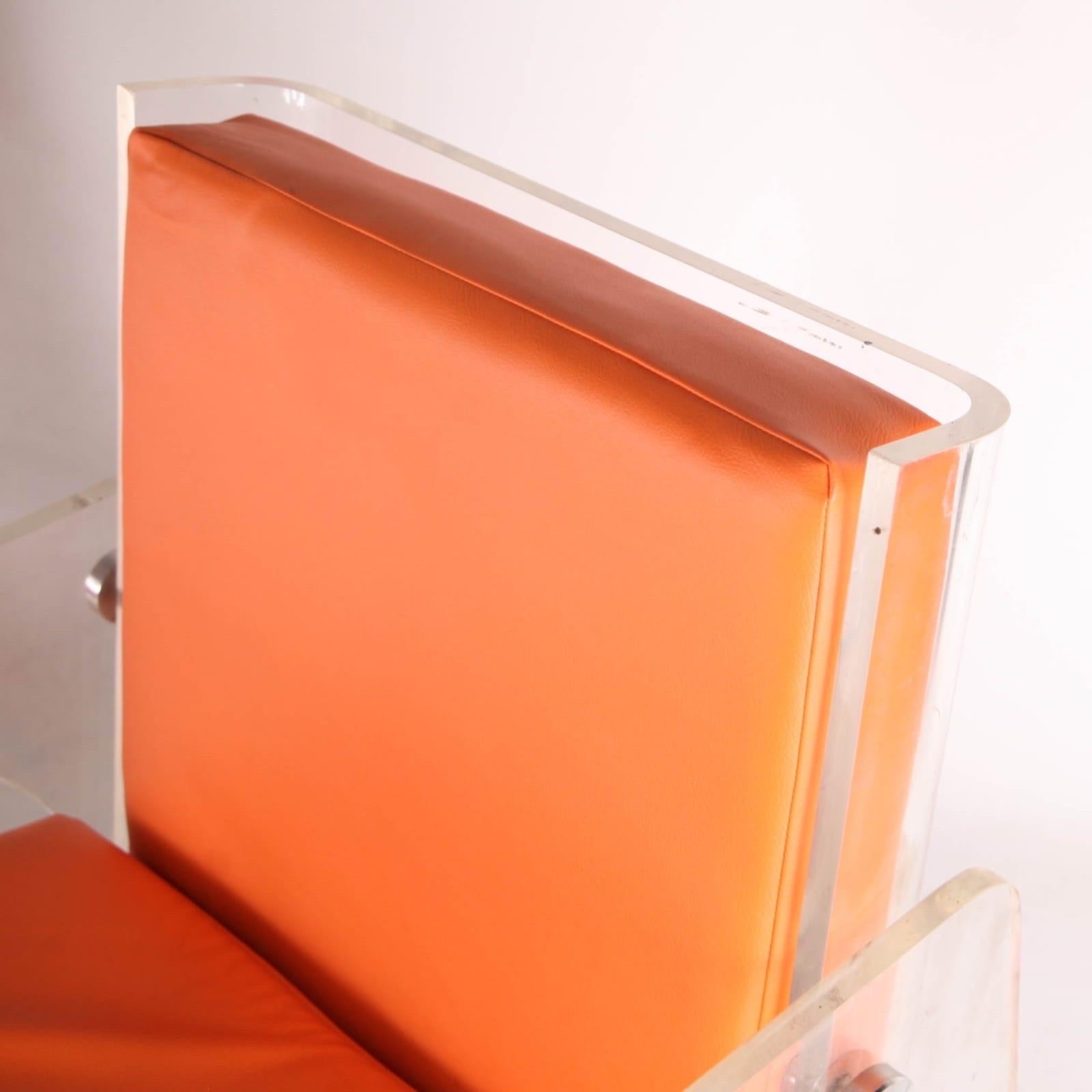 Rara coppia di poltrone dell'era spaziale in lucite e similpelle. 
Ottimo design e comfort, circa 1970.