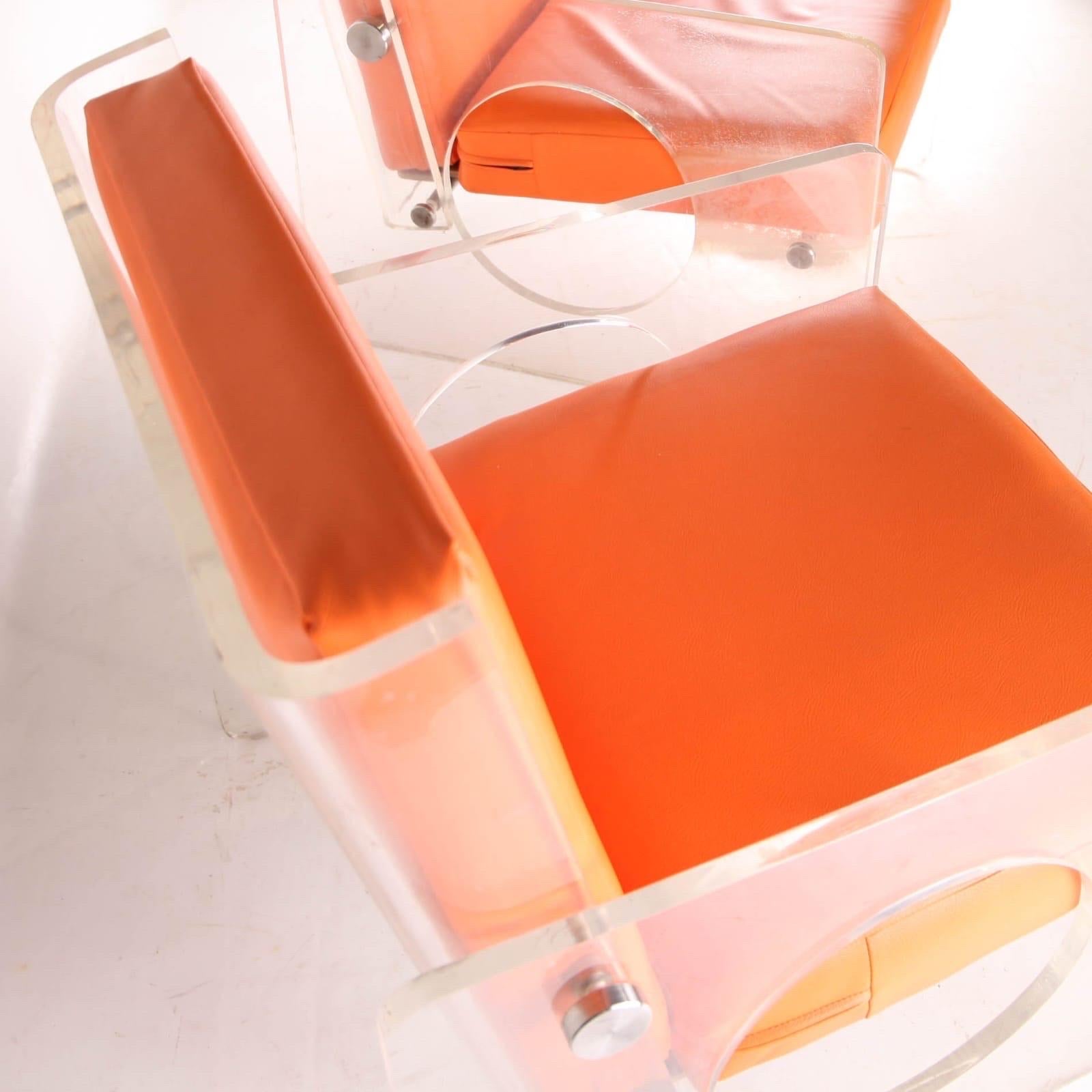 Coppia di poltrone in lucite in vendita 3