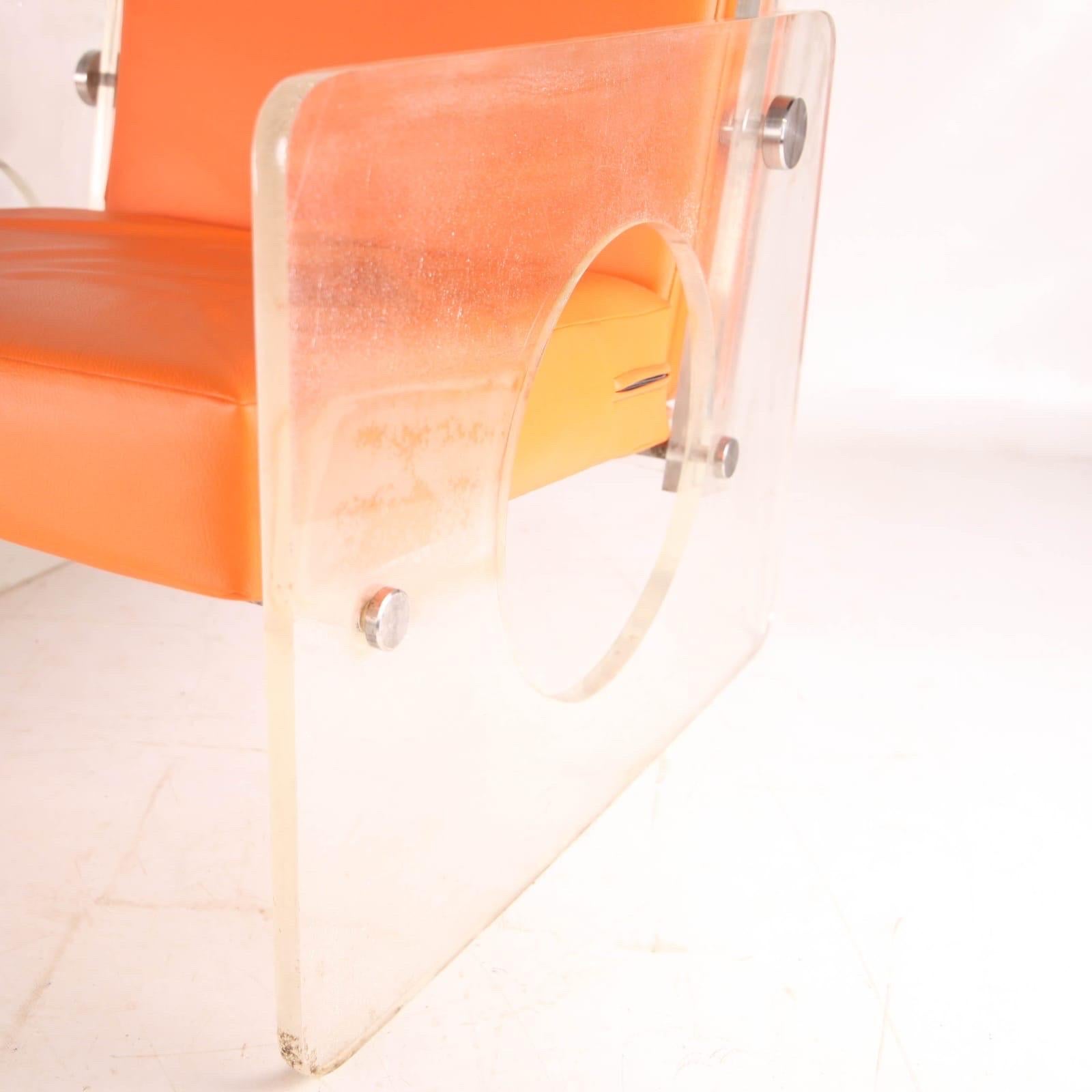 Coppia di poltrone in lucite in vendita 4