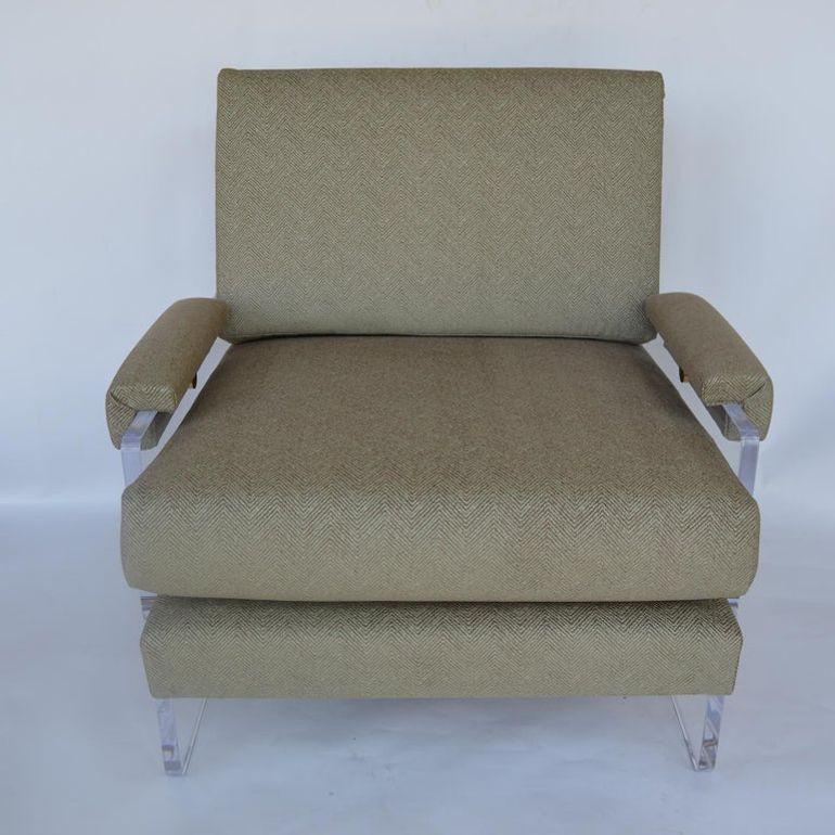 Une paire de fauteuils en Lucite des années 1980, nouvellement tapissés pour un look rafraîchi et moderne. Ces chaises sont dotées d'accoudoirs élégants en Lucite, rehaussés d'une quincaillerie en laiton, offrant un mélange sophistiqué de