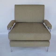 Paire de fauteuils Lucite avec quincaillerie en laiton et nouveau tissu d'ameublement. U.S.A. 1980's.