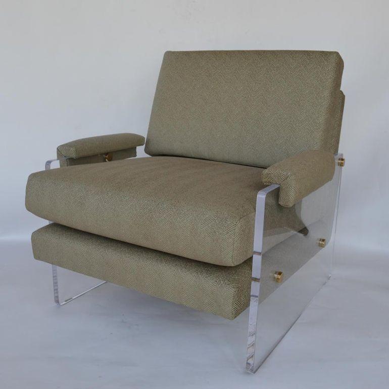 Américain Paire de fauteuils Lucite avec quincaillerie en laiton et nouveau tissu d'ameublement. U.S.A. 1980's. en vente