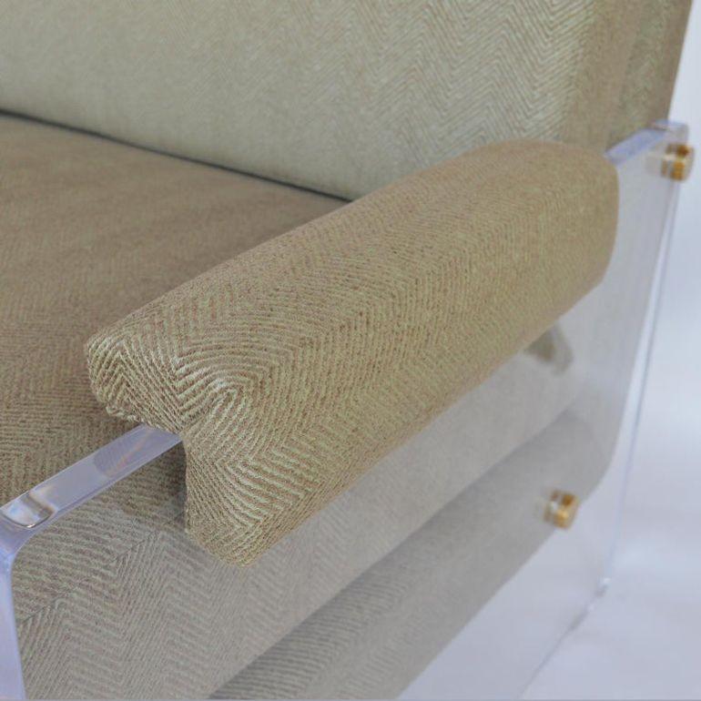 Paire de fauteuils Lucite avec quincaillerie en laiton et nouveau tissu d'ameublement. U.S.A. 1980's. Bon état - En vente à Los Angeles, CA