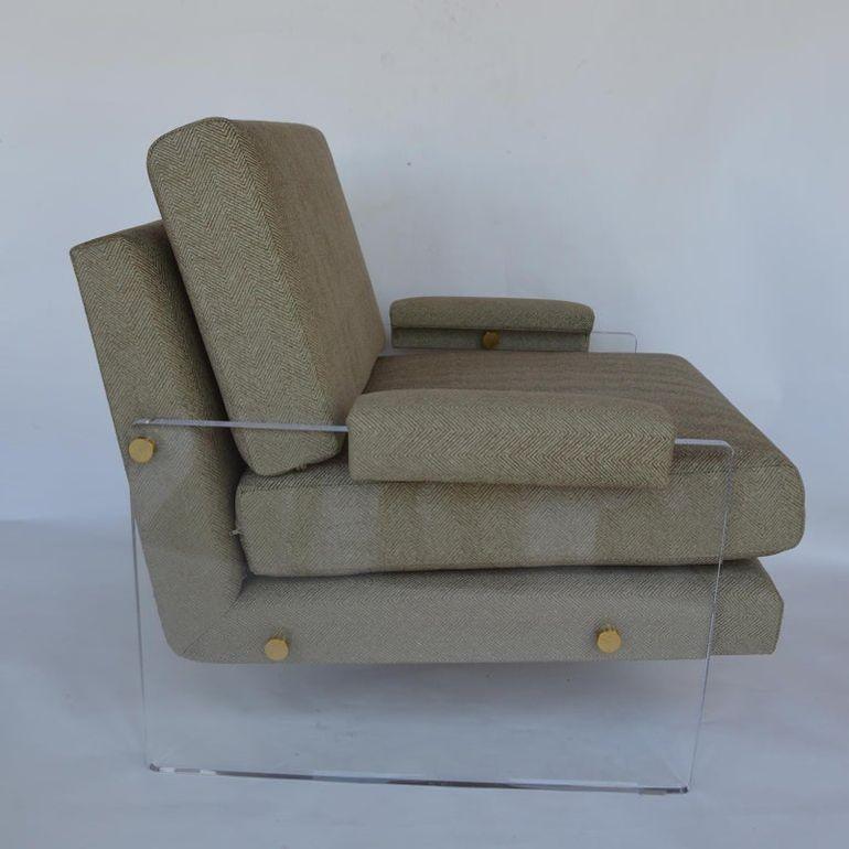 Fin du 20e siècle Paire de fauteuils Lucite avec quincaillerie en laiton et nouveau tissu d'ameublement. U.S.A. 1980's. en vente