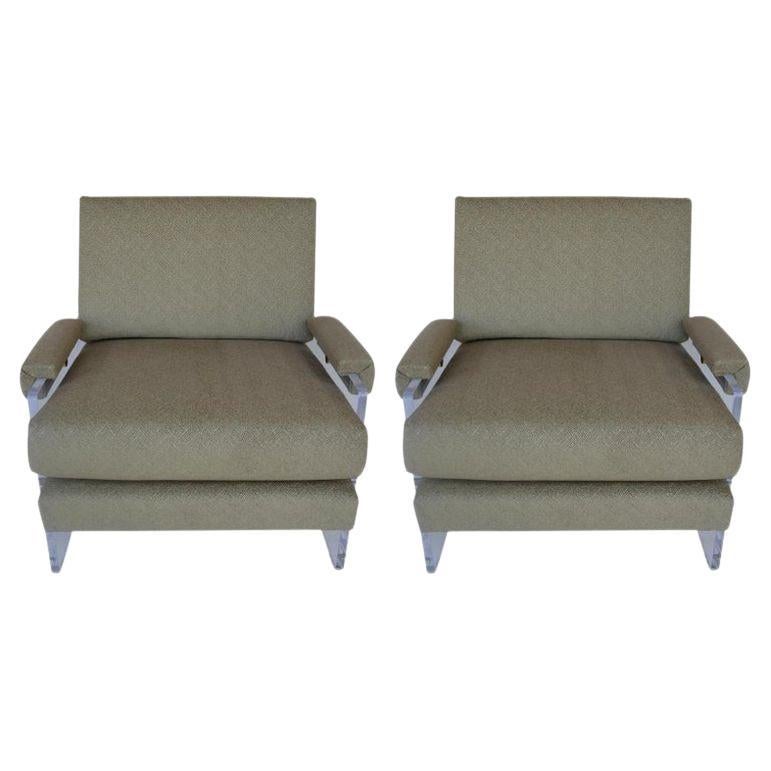 Paire de fauteuils Lucite avec quincaillerie en laiton et nouveau tissu d'ameublement. U.S.A. 1980's. en vente