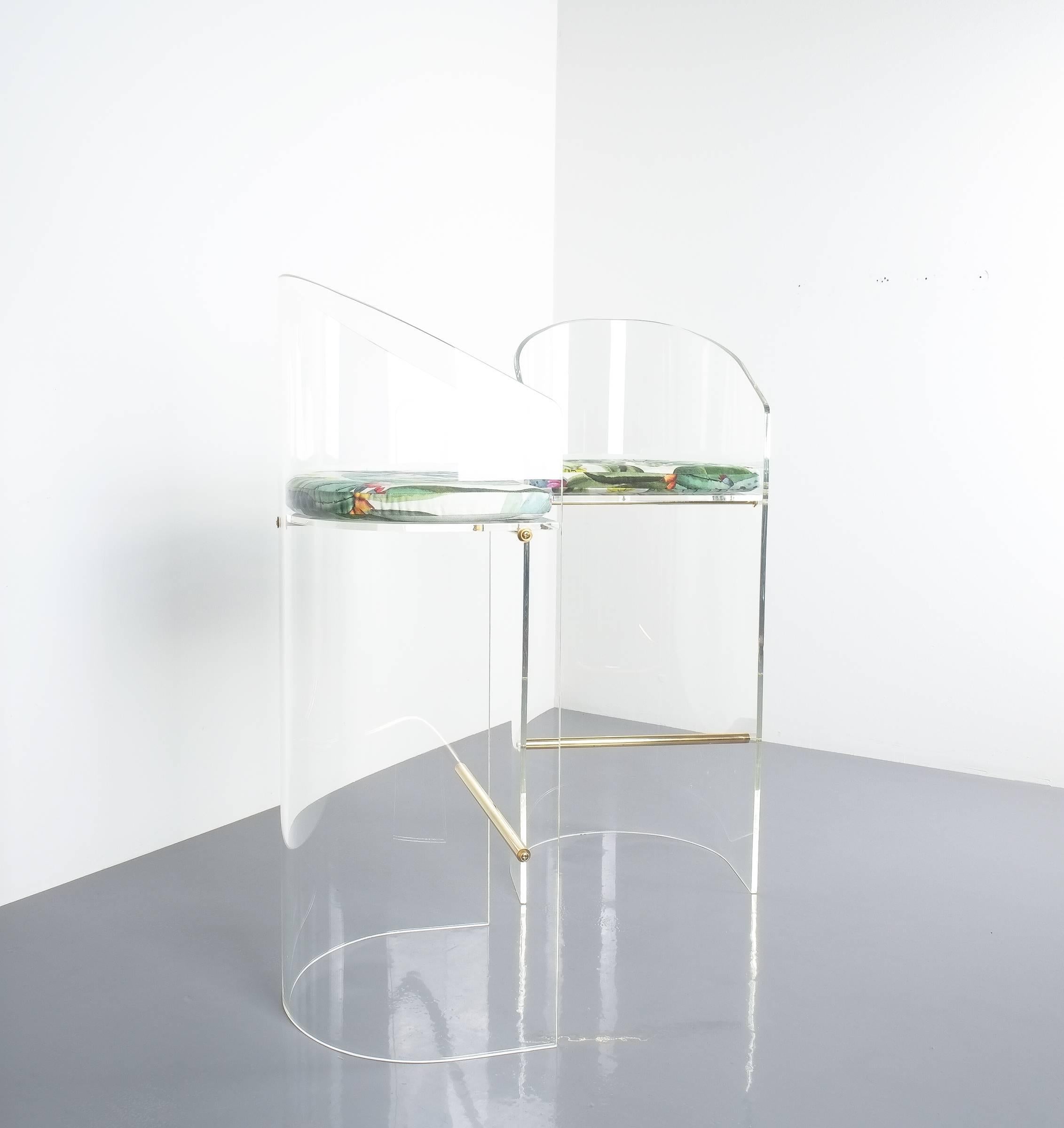 Paar Barhocker aus Lucite-Messing im Stil von Charles Hollis Jones:: 1960 7