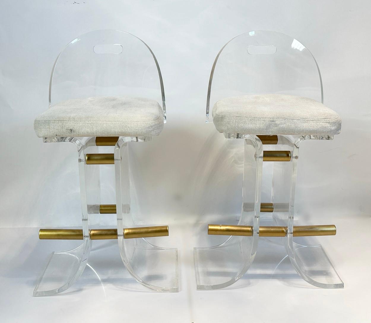 Mid-Century Modern Pair of Lucite & Brass Counter Stools by Hill Manufacturing, USA 1970's For Sale