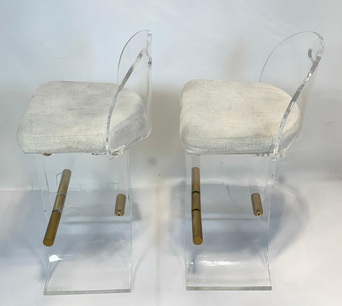 Late 20th Century Pair of Lucite & Brass Counter Stools by Hill Manufacturing, USA 1970's For Sale