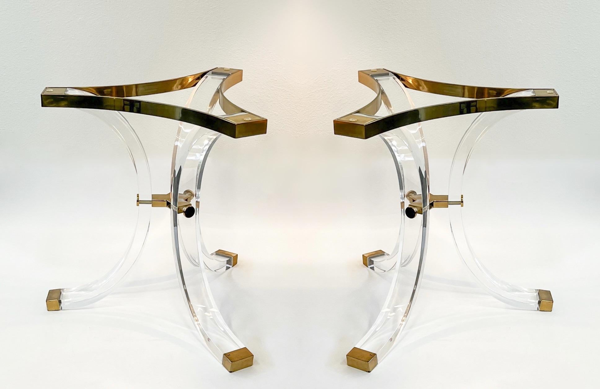 Paire d'objets en lucite claire et laiton poli 
