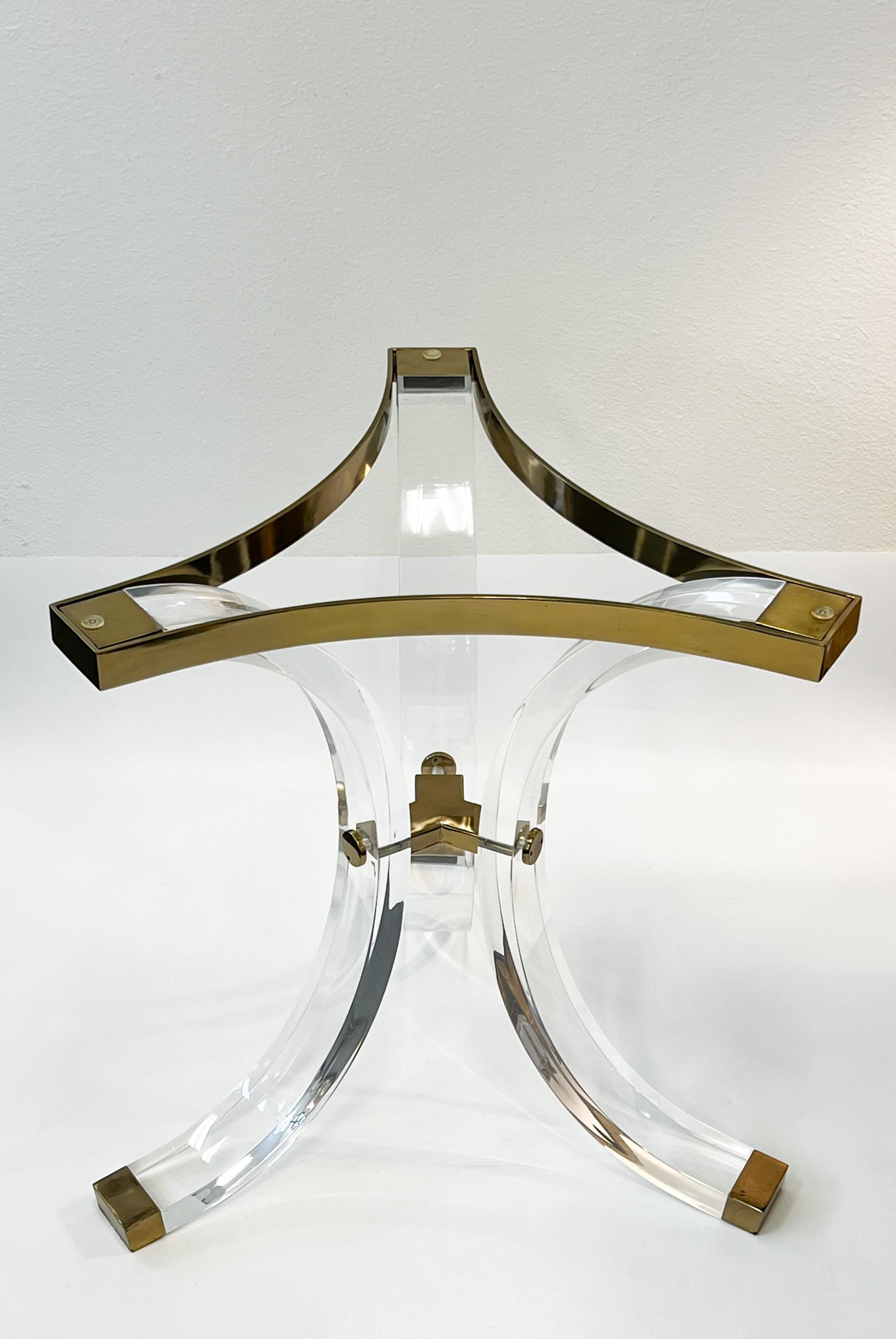 Fait main Paire de bases de tables de salle à manger Regency en lucite et laiton par Charles Hollis Jones en vente