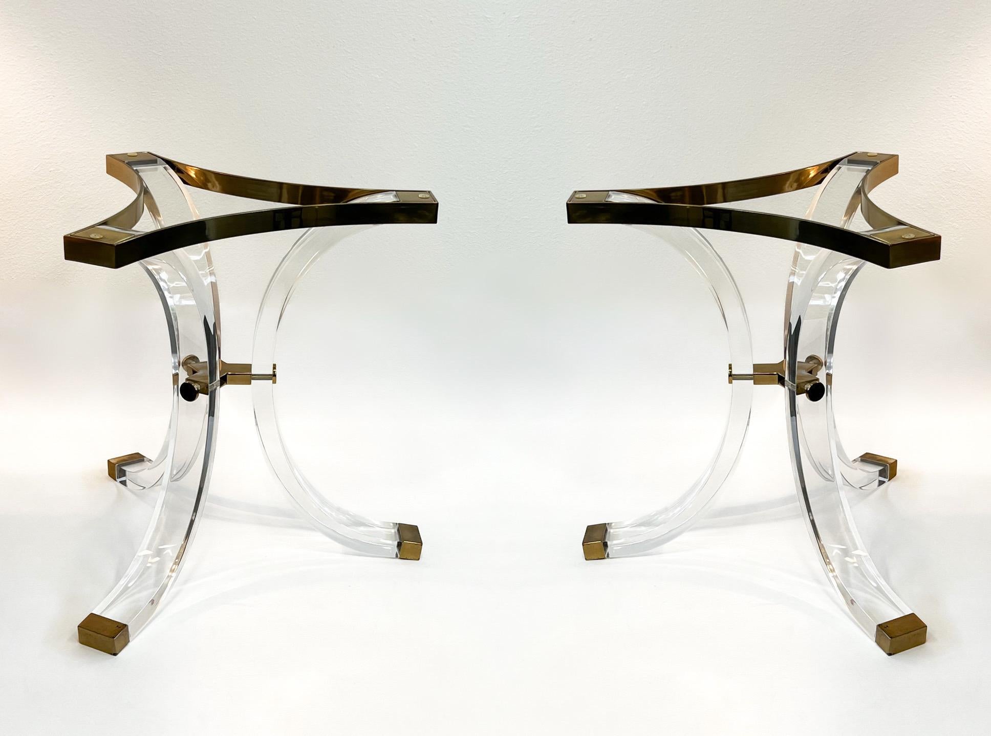 Laiton Paire de bases de tables de salle à manger Regency en lucite et laiton par Charles Hollis Jones en vente