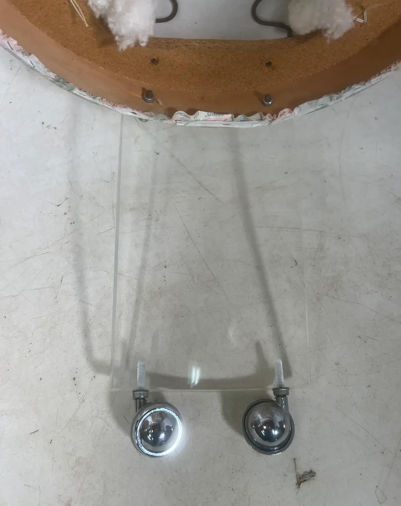 Coppia di sedie in lucite in stile Charles Hollis Jones in vendita 3