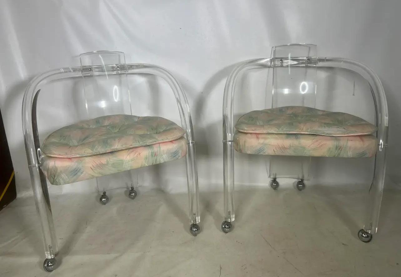 Coppia chic di sedie d'accento in lucite della metà del secolo scorso, risalenti agli anni '80.