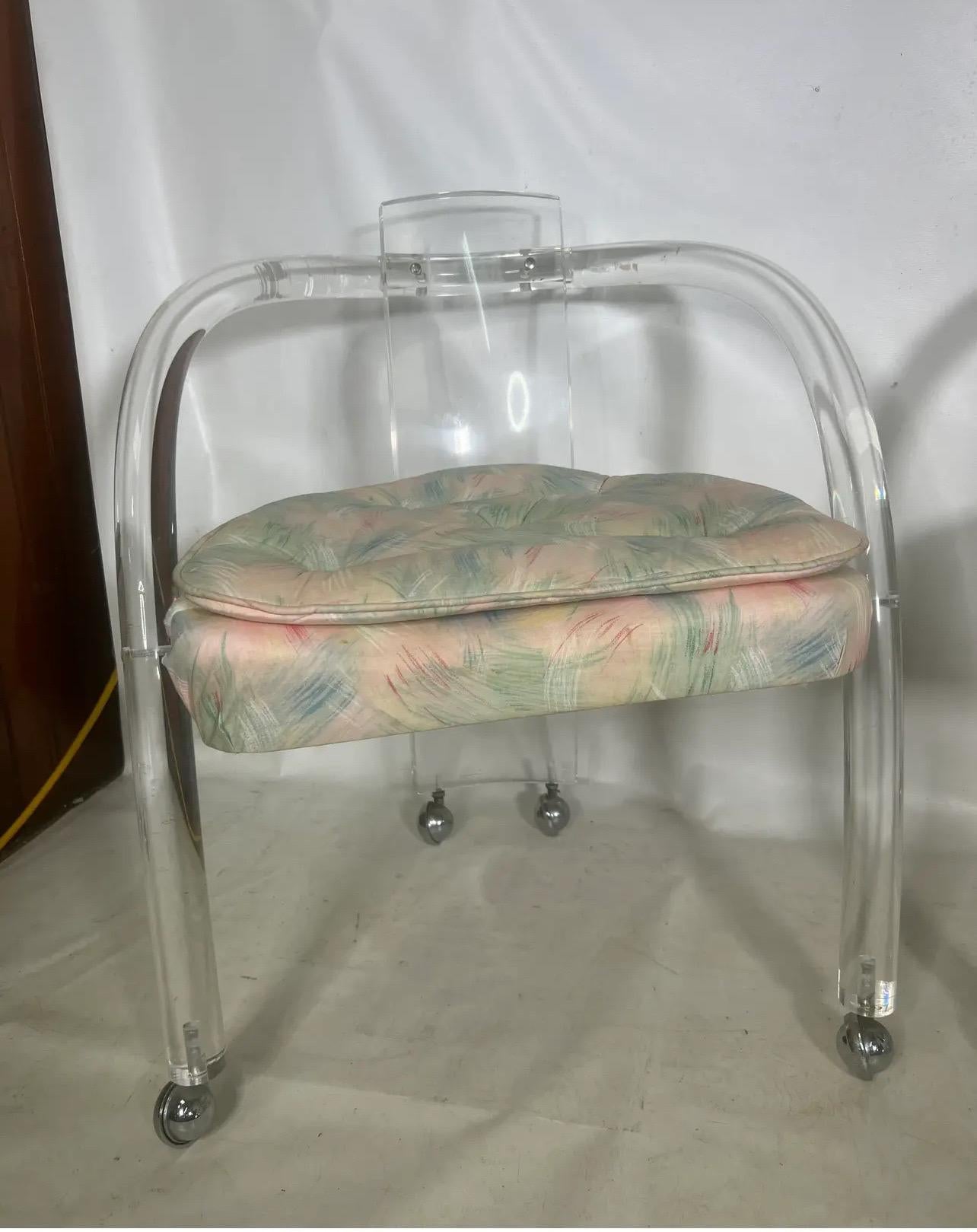 Mid-Century moderno Coppia di sedie in lucite in stile Charles Hollis Jones in vendita